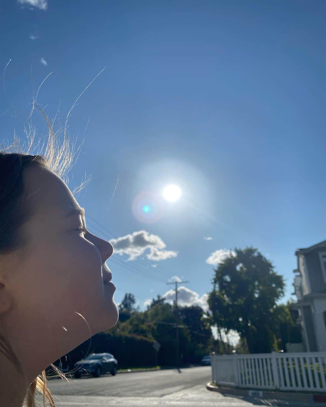 ジョディ・スウィーティンさんのインスタグラム写真 - (ジョディ・スウィーティンInstagram)「The girls and I out earlier, enjoying a little social distancing and sunshine! They took my phone and got creative with it... I counted it as art and PE! #socialdistancing #sixfeetapart #homeschoolingadventures #homeworkwasastruggletoday」3月27日 13時11分 - jodiesweetin