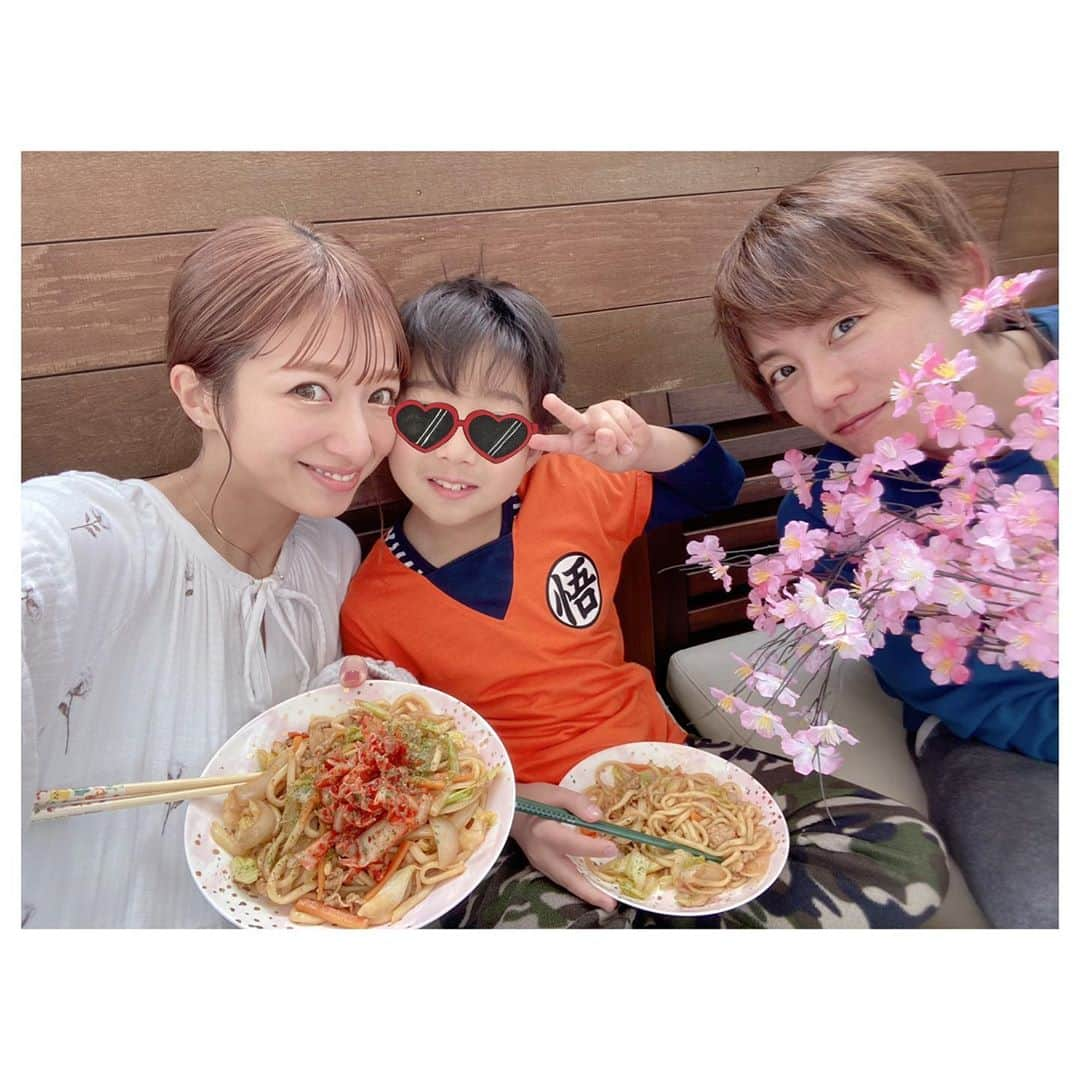 辻希美さんのインスタグラム写真 - (辻希美Instagram)「今日はいい天気でなので外でお昼ご飯😊💕💕👍" #バルコニー #lunch #焼うどん #造花の桜　で #お花見気分 #🌸🌸🌸」3月27日 13時19分 - tsujinozomi_official