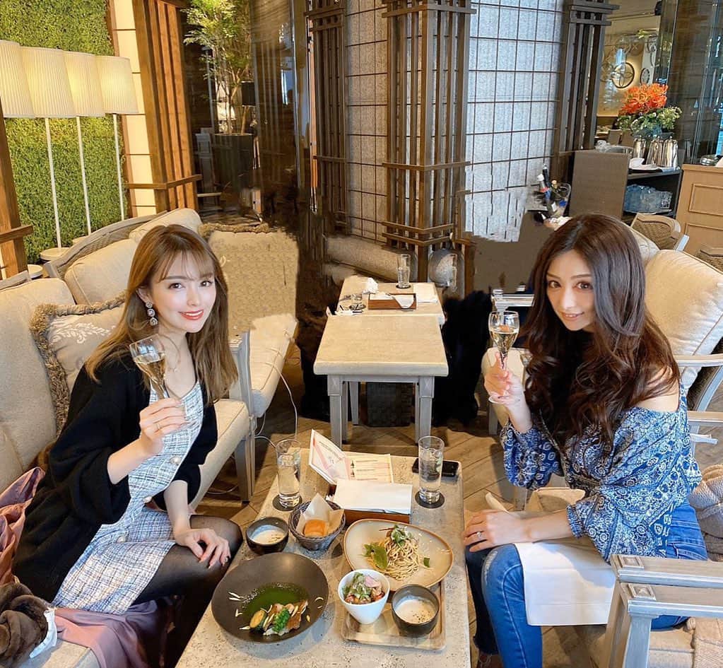 のインスタグラム：「憧れのお姉様みかさん　@kagomika とランチ〜🍽💞昼シャンよき🍾❤️ . . はぁ♡♡楽しかったなぁ〜😂❣️ みかさん本当優しくて。。素敵な女性すぎて。。会話全てが学び😌✏️←w  なんか本当かっこいい良い女‼️ってかんじなのにブラックコーヒーとか辛いものあんまりって言ってて私も　#ギャップ萌え炸裂🤣❤️ .  甘いものも食べるよー！ってぱくぱくパンケーキ🥞食べてらしたけど、あの神スタイル。。顔もこぶしくらいしかないほどちっちゃくて、綺麗すぎてみかさんって本当に人間なのかな？？😂❣️ また会えるのが楽しみすぎるっ😊🌸✨ . .  #ootd#fashion#lunch#Japanesegirl#japan#tokyo#mam#dad#kids#fam#instagood#instamood#instalike#instalove#instafollow#followme#instapic#我爱你#ストリングス表参道#表参道#表参道カフェ#表参道ランチ#omotesando#omotesandocafe 昼シャン#美女」