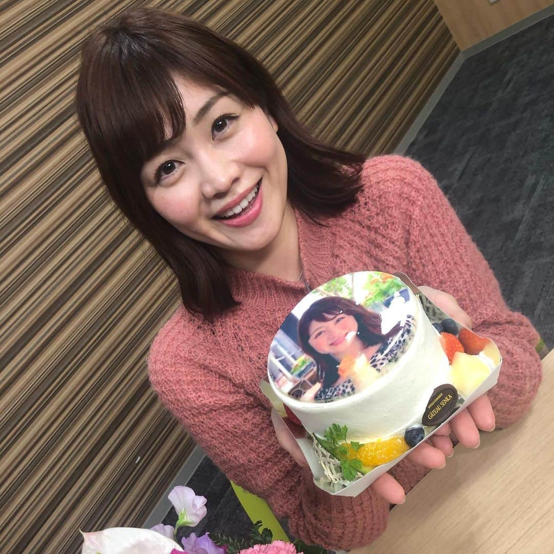 高井瑛子さんのインスタグラム写真 - (高井瑛子Instagram)「. . 収録でサプライズケーキを頂きました🎂 （先月誕生日だったので、、） . . まさかの私の写真入りケーキ！ もったいなくて食べられない… . . 自分で包丁は入れられなかったので 阿部アナに入刀してもらいました。 . 容赦なくすごく楽しそうに刻んでました。 . そしてその後、みんなで食べました🥰 おいしかったです💓 .  写真は旅行に行ったときに 友人から撮ってもらったお気に入りの写真です。 . . ------------------------------------ #新潟テレビ21 #アナウンサー #ケーキ #サプライズ #サプライズケーキ #写真入り #編成 #入刀 #阿部真澄 #同期 #新潟」3月27日 13時20分 - ux_takai.eiko