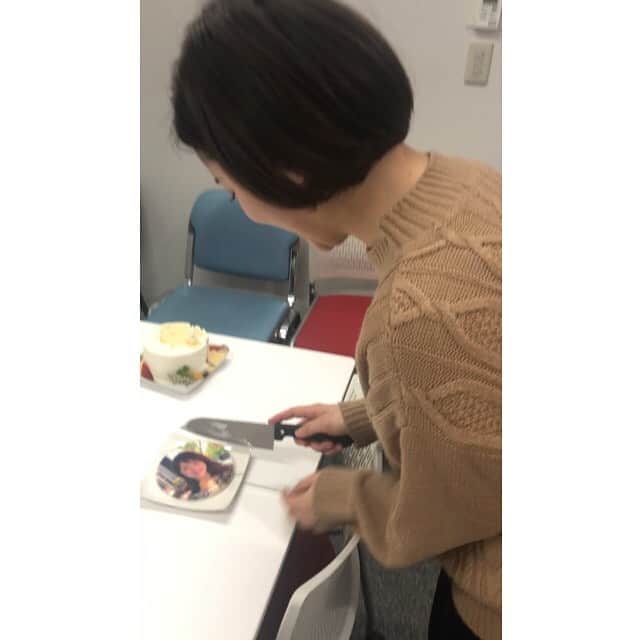 高井瑛子さんのインスタグラム写真 - (高井瑛子Instagram)「. . 収録でサプライズケーキを頂きました🎂 （先月誕生日だったので、、） . . まさかの私の写真入りケーキ！ もったいなくて食べられない… . . 自分で包丁は入れられなかったので 阿部アナに入刀してもらいました。 . 容赦なくすごく楽しそうに刻んでました。 . そしてその後、みんなで食べました🥰 おいしかったです💓 .  写真は旅行に行ったときに 友人から撮ってもらったお気に入りの写真です。 . . ------------------------------------ #新潟テレビ21 #アナウンサー #ケーキ #サプライズ #サプライズケーキ #写真入り #編成 #入刀 #阿部真澄 #同期 #新潟」3月27日 13時20分 - ux_takai.eiko