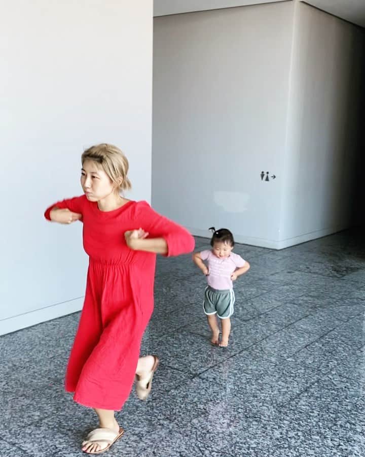 のインスタグラム：「Teaching Pudding Dance 101! ﻿ Yeah, that last one isn’t a dance move, just me being a chicken 🐔 wait, were none of those proper dance moves? This is why we have schools lol See Pudding running away at the end? 🤣 the swim away dance, she thought of that all by herself! ﻿ ﻿ I learned all my moves from Richard Simmons’ Aerobics DVDs BTW﻿ ﻿ プリンにダンスの基本を... カーウォッシュ、スピリンクラー、最後は踊りでもなんでもなくただただの鶏🐓え？どれもまともな踊りじゃないって？学校って大事🏫最後プリンに逃げられてるし🤣泳ぎ逃げダンスはプリン自作🍮💕﻿ ﻿ ちなみに、私はリチャードシモンズのエアロビクスDVDで踊りの基本を学びましたw 知ってる人いるかな？﻿ ﻿ #マレーシアの活動制限令が2週間延長になった #世界中で日々状況が変わり色々考える #にしてもどうなるかわからなさすぎて何も決めにくい #アメリカも心配 #早く収束しますように🙏」