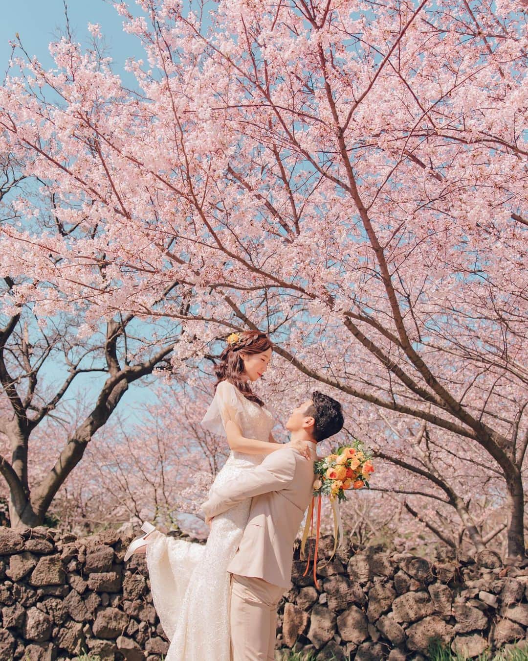 에테르 etherのインスタグラム：「• 완벽했던 우리의 봄날🌸 ⠀ #에테르의바다  with #설레다메이크업 @seolleda #빛물꽃 @happylucy_ ⠀ ⠀」