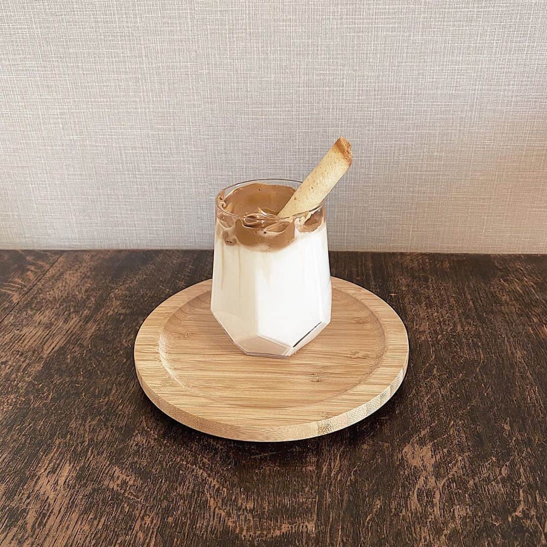 のインスタグラム：「みんな明日はおうちでタルゴナコーヒーつくろ！簡単だったからみんなすぐ作れるはず！作り方動画は @mashuri_korea に載せたよ！♡ _ _ _ #タルゴナコーヒー #おうちカフェ #おうちcafe #韓国カフェ #달고나커피 #달고나커피만들기 #달고나라떼 #カフェラテ #韓国好きな人と繋がりたい #韓国好き」
