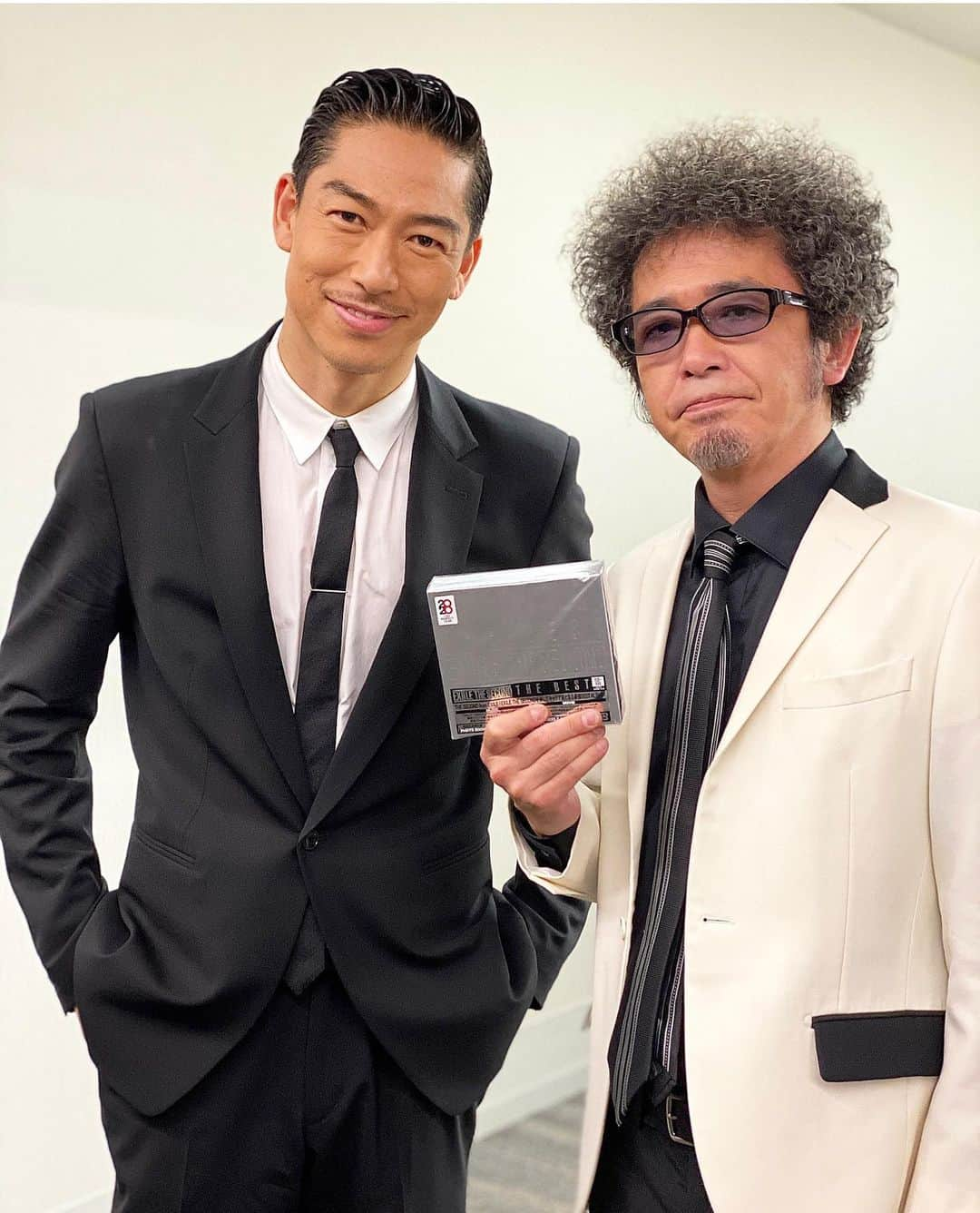 AKIRAさんのインスタグラム写真 - (AKIRAInstagram)「奥田民生さん🔥🔥🔥 みなさん こんな時は、、、 奥田民生さんの 『愛のために』  を聞いてください🌹 ♫ "ここらへんで そろそろ僕が その花を咲かせましょう 人のために 自分のために 引き受けましょう あー 僕ごのみの ワールド オブ ワールド せまる強敵打ちのめせ"  #イージューライダー #さすらい #ライジングサン #全部元気でます🔥  #Rock #Legend #奥田民生 #UNICORN #青春時代 #ヒーロー」3月27日 13時30分 - exileakira_official