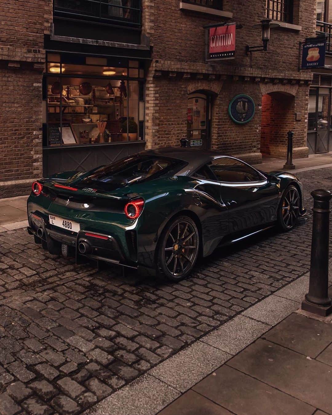 CARLiFESTYLEさんのインスタグラム写真 - (CARLiFESTYLEInstagram)「Verde British Ferrari 488 Pista! 👍🏼👎🏼? Photo by @masterkrishan #carlifestyle #488pista」3月27日 13時38分 - carlifestyle