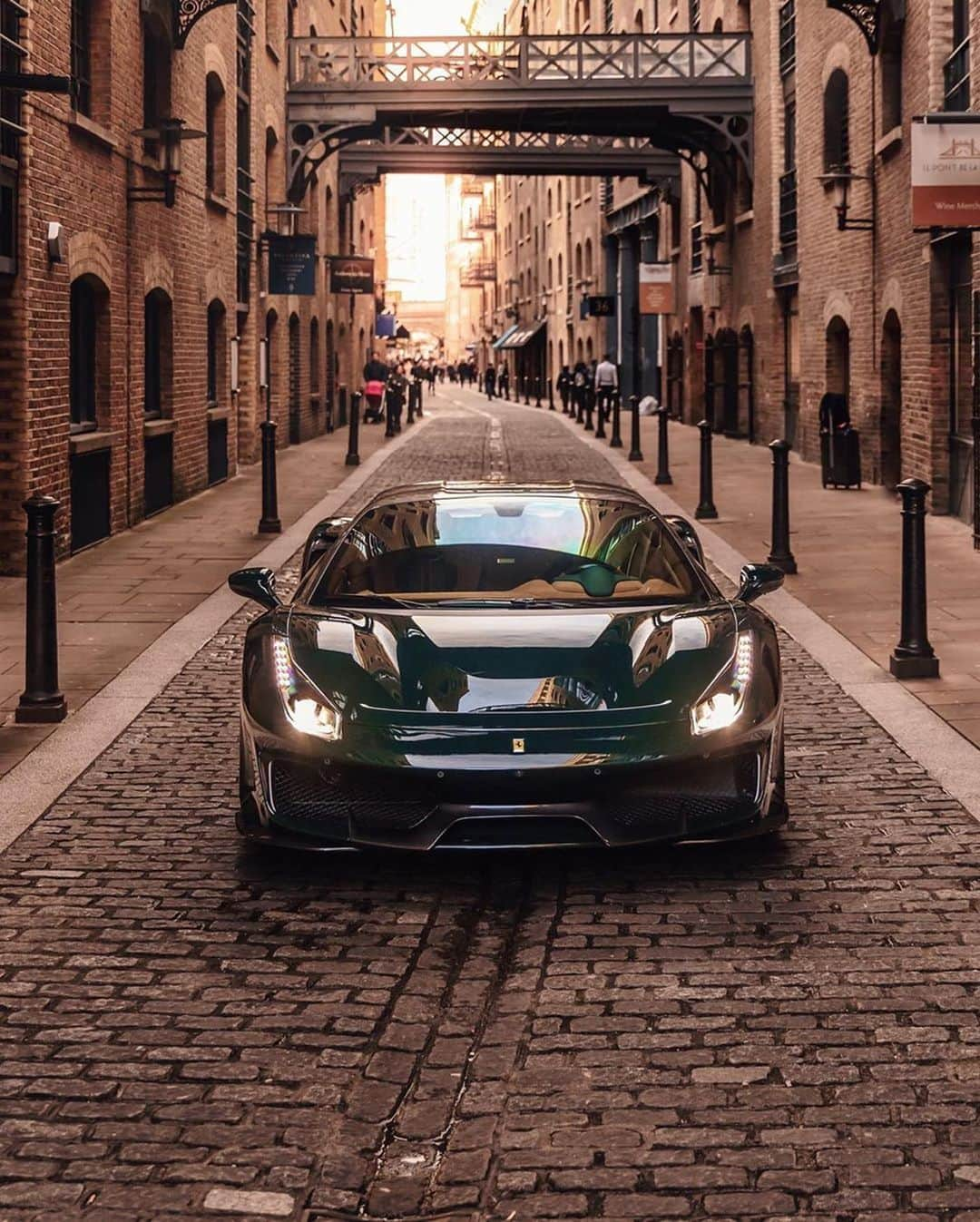 CARLiFESTYLEさんのインスタグラム写真 - (CARLiFESTYLEInstagram)「Verde British Ferrari 488 Pista! 👍🏼👎🏼? Photo by @masterkrishan #carlifestyle #488pista」3月27日 13時38分 - carlifestyle