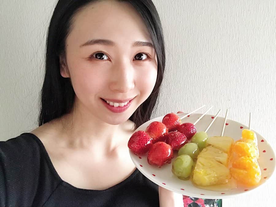 ときさんのインスタグラム写真 - (ときInstagram)「流行りのフルーツ飴🍓🍇🍍🍊 初めてのわりには上手く出来た☺️💓 フルーツってなんでこんなに可愛くて美味しいんだろう🥰✨ ・ ・ ・ #フルーツ飴 #流行り #インスタ映え」3月27日 13時51分 - toki_ringomusume