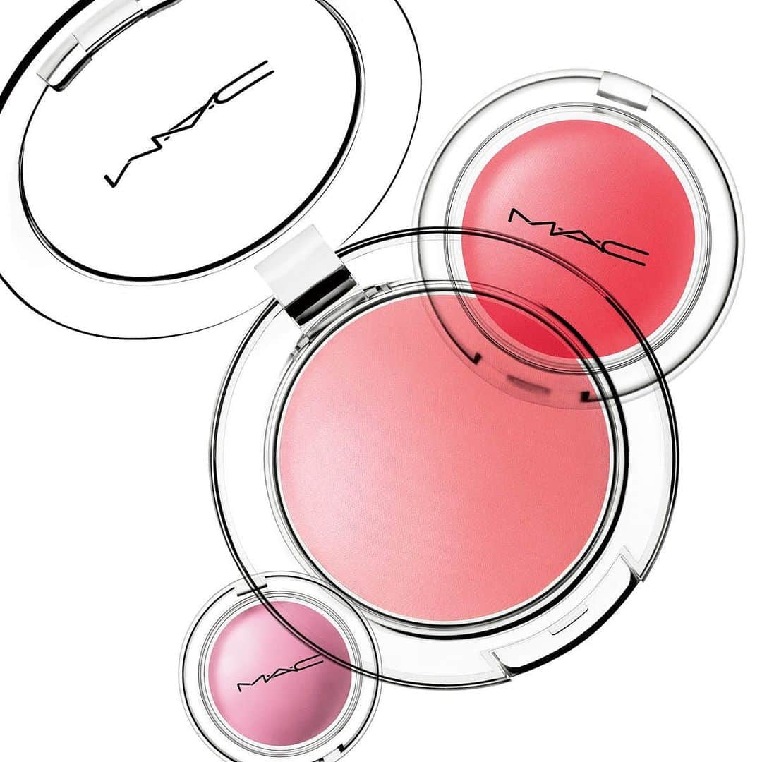 M∙A∙C Cosmetics Japanのインスタグラム：「【本日発売】﻿ 弾力のある新感覚テクスチャーのチーク、﻿ グロープレイ ブラッシュが新登場！﻿ ㅤ﻿ 全11色のシェードは、簡単にブレンド可能で﻿ なめらかなツヤと輝きを演出✨﻿ シアー～ミディアムまで自在な仕上がりを楽しんで。﻿ ㅤ﻿ ㅤ﻿ *3月27日(金) 公式オンラインショップ＆全国発売﻿ ㅤ﻿ #MACGlowPlay﻿ #MACグロープレイブラッシュ﻿ ㅤ﻿ #MACCosmeticsJapan #MACCosmetics #MAC #MACコスメ #コスメ #メイク #化粧品 #デパコス #コスメ部 #コスメ好きさんと繋がりたい #コスメ紹介 #おすすめコスメ #新作コスメ #春メイク #春コスメ #ピンクメイク #チーク #クリームチーク #ピンクチーク #オレンジチーク #ベージュチーク #コーラルチーク #血色 #血色感 ＃トレンド #トレンドメイク #MACGlowPlayBlush」