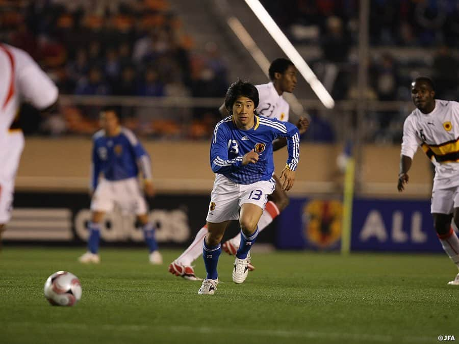 日本サッカー協会さんのインスタグラム写真 - (日本サッカー協会Instagram)「【#OnThisDay】2008.3.27🔙 ・ 国際親善試合 #U23日本代表 1-1 アンゴラ 📍国立競技場 ⚽豊田陽平 ・ #反町康治 監督率いるU-23日本代表。8月の #北京オリンピック 本大会に向け、新たなスタートを切った試合となりました。 ・ GK #西川周作 DF #伊野波雅彦 #細貝萌 #青山直晃 ⇒83' #田中裕介 #長友佑都 #森重真人 MF #青山敏弘 ⇒74' #中山博貴 #上田康太 #梅崎司 ⇒71' #香川真司 FW #豊田陽平 ⇒67' #興梠慎三 #李忠成 ⇒88' #岡崎慎司 ・ #jfa #daihyo」3月27日 13時48分 - japanfootballassociation