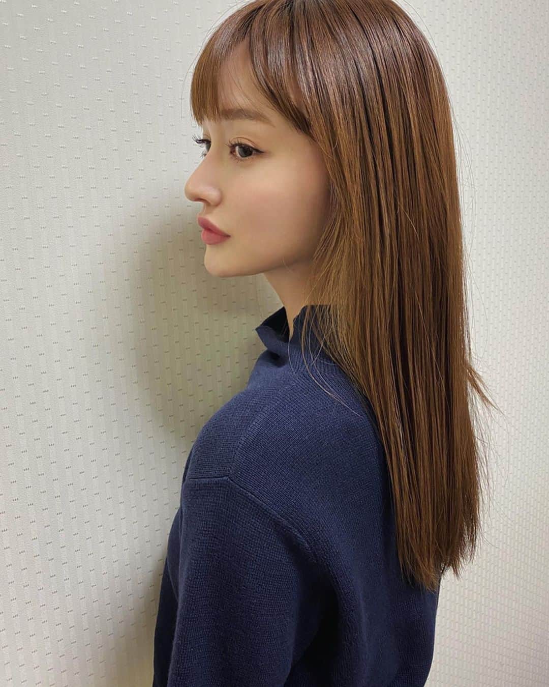 のインスタグラム：「先日撮ったLUXの﻿ビジュアルが 完成しましたっ📷※3枚目﻿ ﻿ ﻿ 3月23日に新発売したLUXのビューティーiD。﻿ なりたい髪の仕上がりに合わせて﻿ シャンプー・トリートメント・エッセンスを﻿ 自分好みにカスタマイズ出来るんです👏﻿ ﻿ 私は髪の広がりが悩みだったので﻿ 【まとまりxツヤツヤ】な髪に導く﻿ 「0-14-16」の組み合わせに！﻿ ﻿ ビューティーiD ピュアクレンズシャンプー(0)﻿ ビューティーiD コントロールトリートメント(14)﻿ ビューティーiD ブリリアントタッチエッセンス(16)﻿ ﻿ ふんわり残る甘い香りも良く﻿ するんとまとまる髪になって﻿ 朝のスタイリングがとっても楽に💮﻿ ﻿ ビューティーi Dのサイトで﻿ 手軽に髪のお悩み診断が出来るので﻿ 私と同じように皆様も是非やってみてね✨﻿ ﻿ #ラックス﻿ #LUX ﻿ #ビューティーiD﻿ #mybeautyid﻿ #0_14_16 ﻿ #カスタマイズ﻿ #カスタマイズヘアケア﻿ #ノンシリコンシャンプー﻿ #香りも選べる﻿ #pr﻿ ﻿ LUX公式アカウント(@lux_jp_official)」