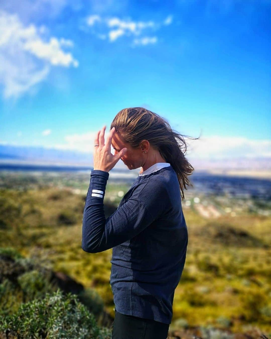 フェムケ・ヘームスケルクのインスタグラム：「FresHair 🌬💙 . . . #CoronoProof #Hiking #PalmSprings 📸: @guido_frackers」