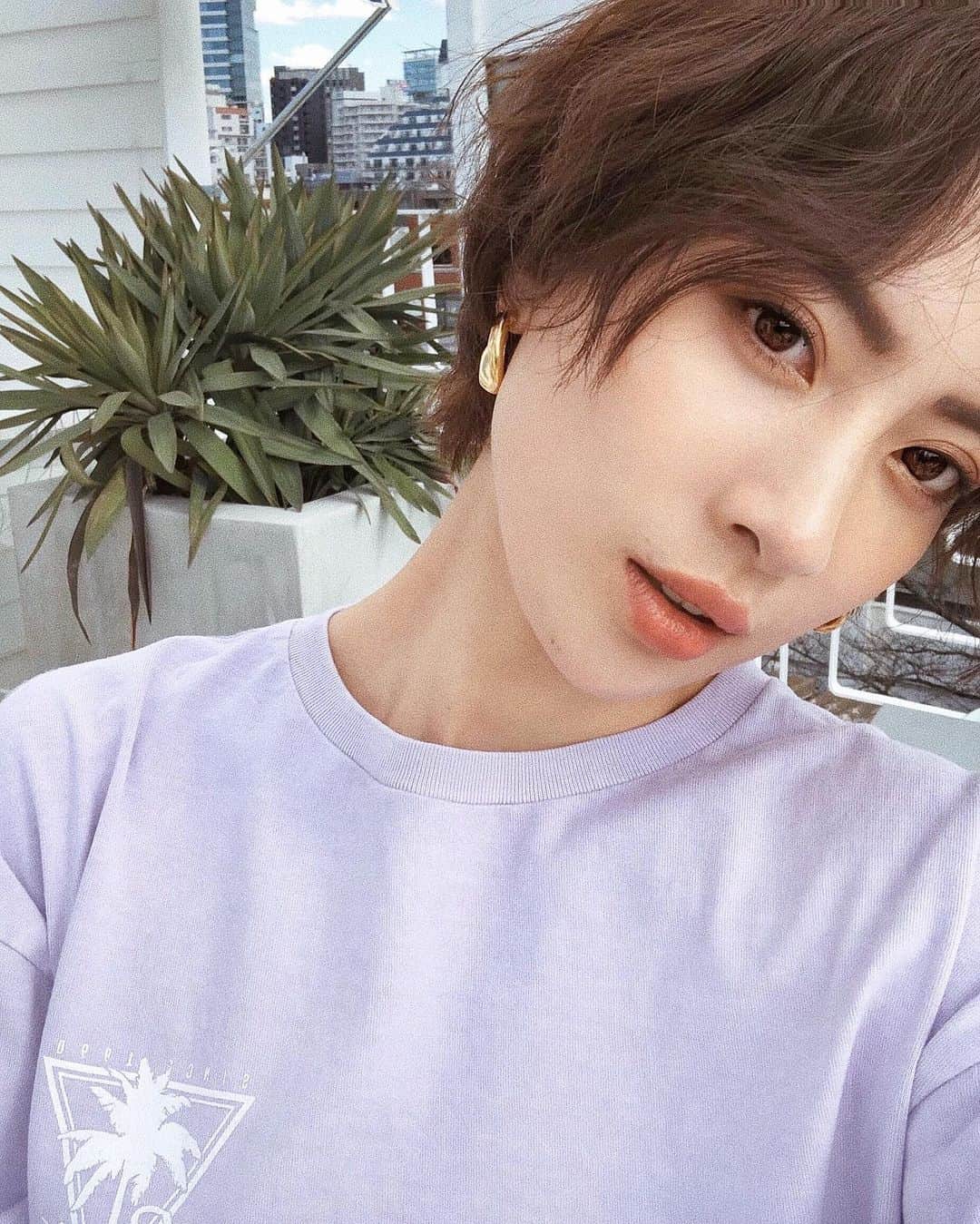 ソンイのインスタグラム：「この日の撮影ヘアーメイク好き🌸﻿ ﻿ 美白ケアも丁寧にしたい季節になってきたので、内側からアプローチする @cosmedecortejp ホワイトロジスト オーバーナイトインナープラスを飲み始めました🐚﻿ 10日で肌のトーンアップを実感できて内側からのケアの大切さってすごい🦋﻿ 美白ケアだけじゃなくて、ビフィズス菌で整腸してくれたり肌にも体にも嬉しいの💕﻿ ﻿ #giftedbyDECORTE #コスメデコルテ #DECORTE﻿ #ホワイトロジスト #オーバーナイトインナープラス」