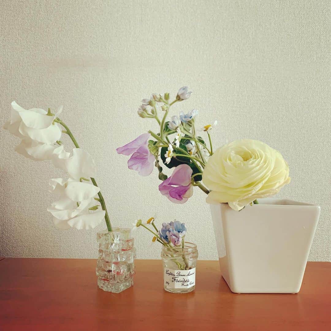 梅津有希子さんのインスタグラム写真 - (梅津有希子Instagram)「週末巣ごもり支度。家にお花があるとなごむな。　#花のある暮らし」3月27日 14時14分 - y_umetsu