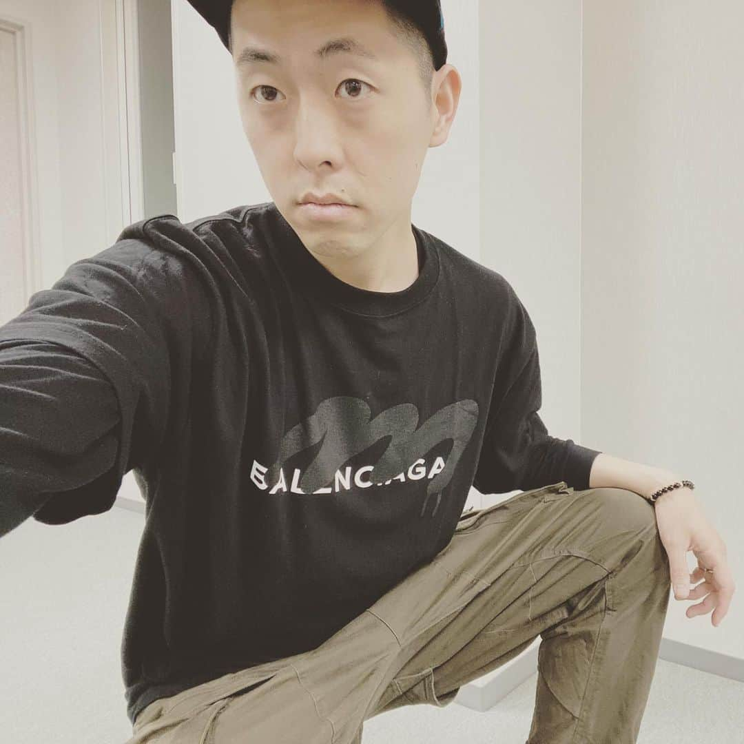 ゆうへいさんのインスタグラム写真 - (ゆうへいInstagram)「素敵なTシャツをいただいたのねん。沢山着よう(^^) #最近ハマっている #服に #ここにきてもう一度服にハマっている #服 #着たりとかするあの  #タグ付けしてるよ #基本はレディースなのだよ #このTシャツはレディースではないユニセックス」3月27日 19時50分 - tachianija