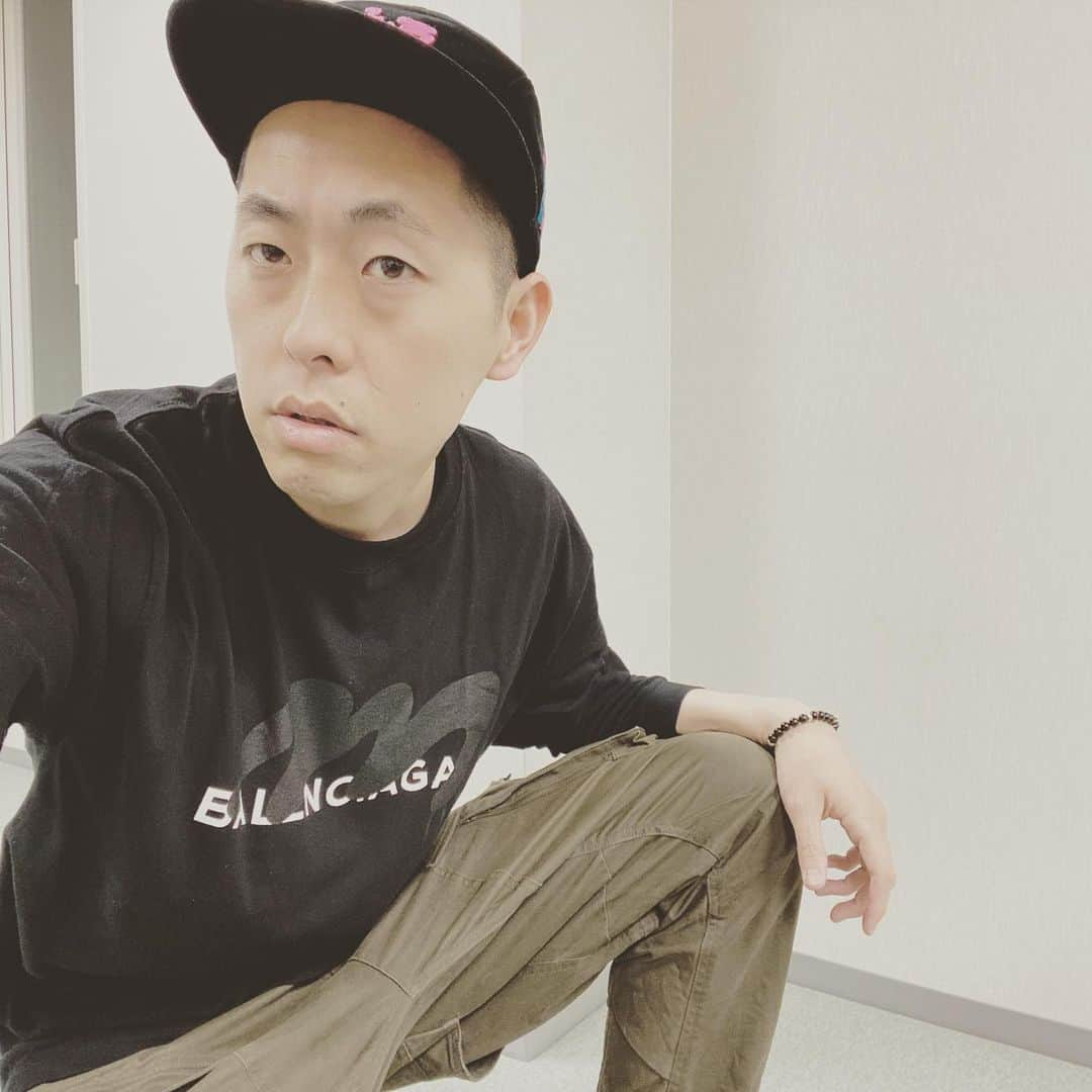 ゆうへいさんのインスタグラム写真 - (ゆうへいInstagram)「素敵なTシャツをいただいたのねん。沢山着よう(^^) #最近ハマっている #服に #ここにきてもう一度服にハマっている #服 #着たりとかするあの  #タグ付けしてるよ #基本はレディースなのだよ #このTシャツはレディースではないユニセックス」3月27日 19時50分 - tachianija