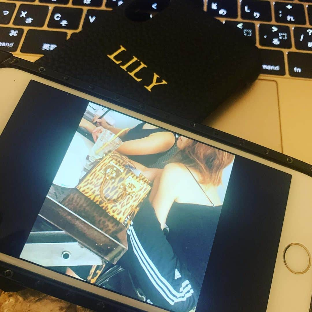 LiLyさんのインスタグラム写真 - (LiLyInstagram)「オフは これでいいし。 沢山はいらないんだ。  #身軽に　 #もっともっと　 #手ぶらで　✨」3月27日 19時45分 - lilylilylilycom