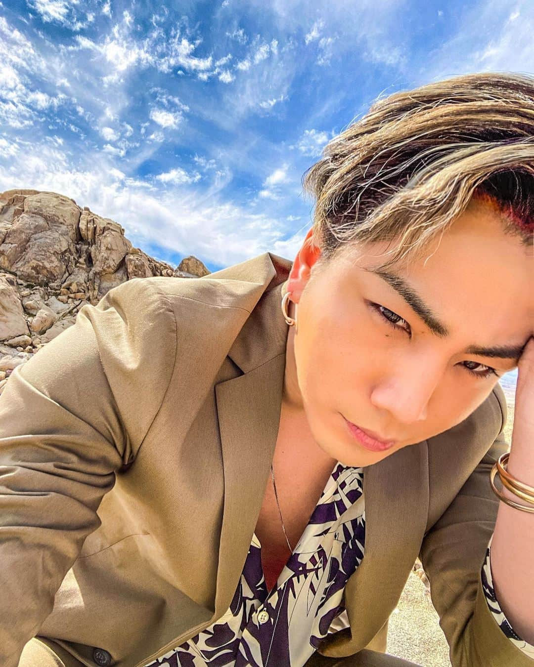 登坂広臣さんのインスタグラム写真 - (登坂広臣Instagram)「Did you check it yet? 【Movin'on】 #三代目JSOULBROTHERS #JSB #登坂広臣  #HIROOMITOSAKA #ドライブダンス　#DriveDance #確かに悟空いるわ #この撮影時のメンバーの距離感 #遠い」3月27日 19時46分 - omi.cdl