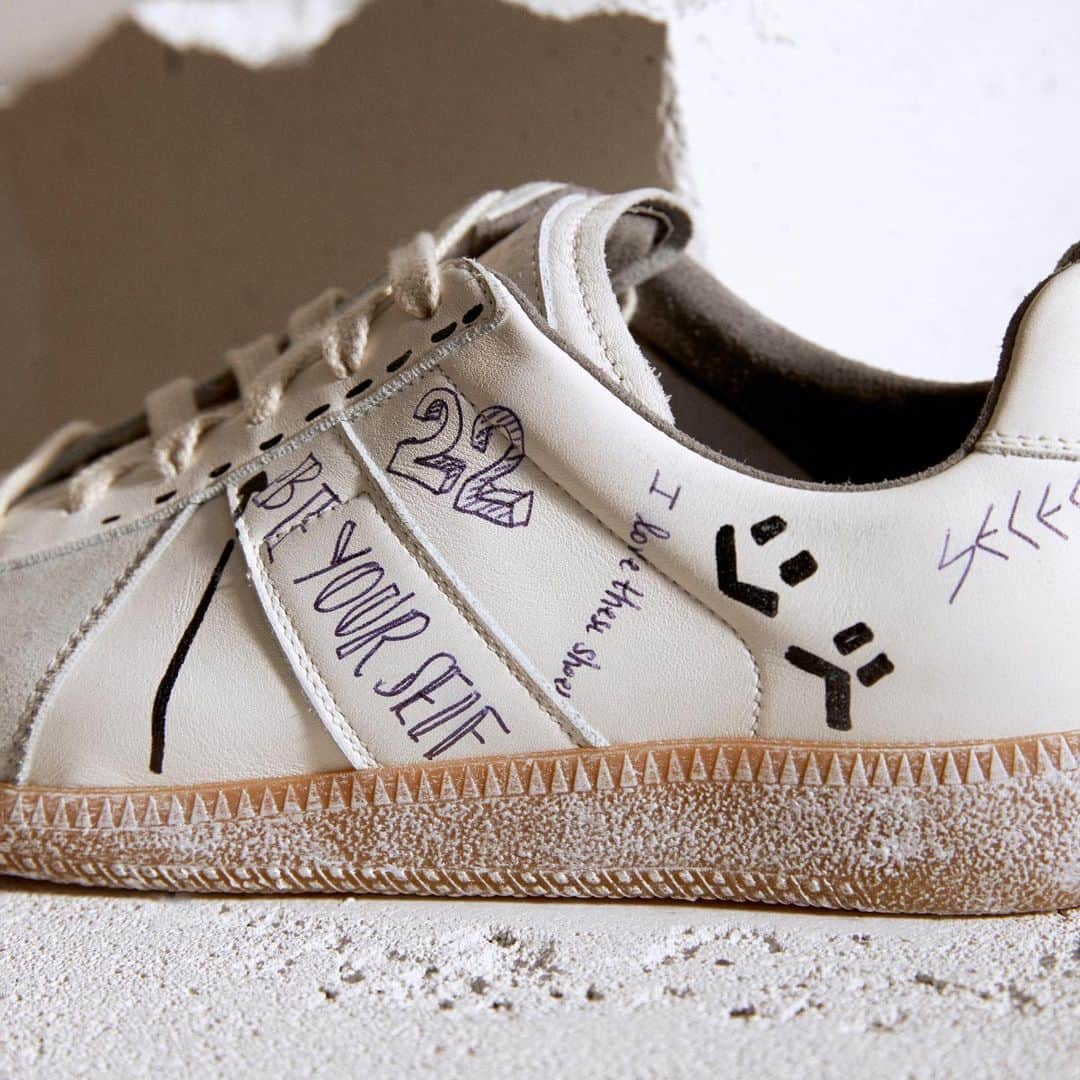 HYPEBEASTさんのインスタグラム写真 - (HYPEBEASTInstagram)「@hypebeastkicks: @maisonmargiela has teamed up with luxury online retailer @mytheresa.com to launch its men’s “Vintage Graffiti” sneakers. The one-of-a-kind Replica features handwritten inscriptions and illustrations in a playful, all-over print. French phrases adorn the upper, along with drawings of arrows, zigzag designs, and pound signs. Priced at approximately $605 USD, the shoe will release on April 1 for a full month via Mytheresa’s website.⁠⠀ Photo: Mytheresa」3月27日 19時47分 - hypebeast