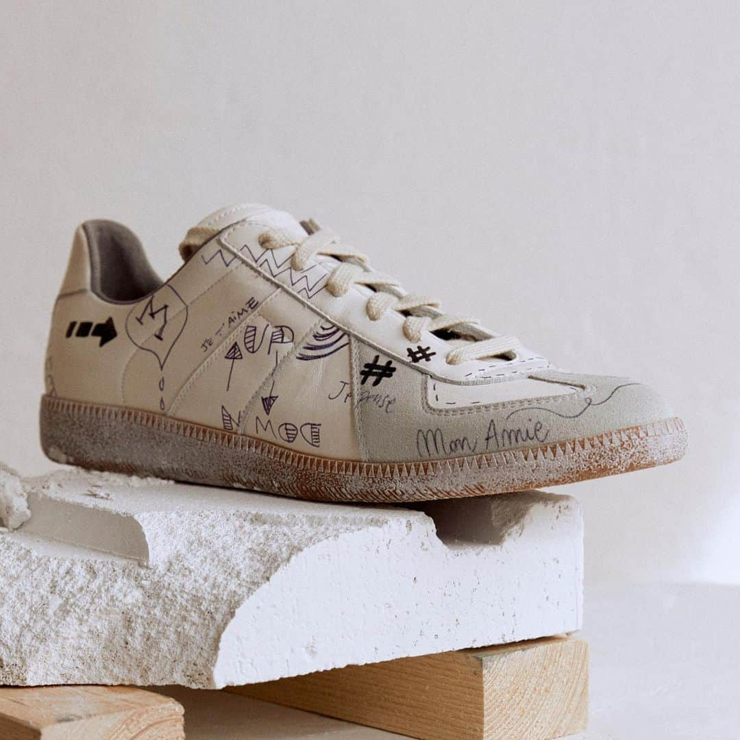 HYPEBEASTさんのインスタグラム写真 - (HYPEBEASTInstagram)「@hypebeastkicks: @maisonmargiela has teamed up with luxury online retailer @mytheresa.com to launch its men’s “Vintage Graffiti” sneakers. The one-of-a-kind Replica features handwritten inscriptions and illustrations in a playful, all-over print. French phrases adorn the upper, along with drawings of arrows, zigzag designs, and pound signs. Priced at approximately $605 USD, the shoe will release on April 1 for a full month via Mytheresa’s website.⁠⠀ Photo: Mytheresa」3月27日 19時47分 - hypebeast