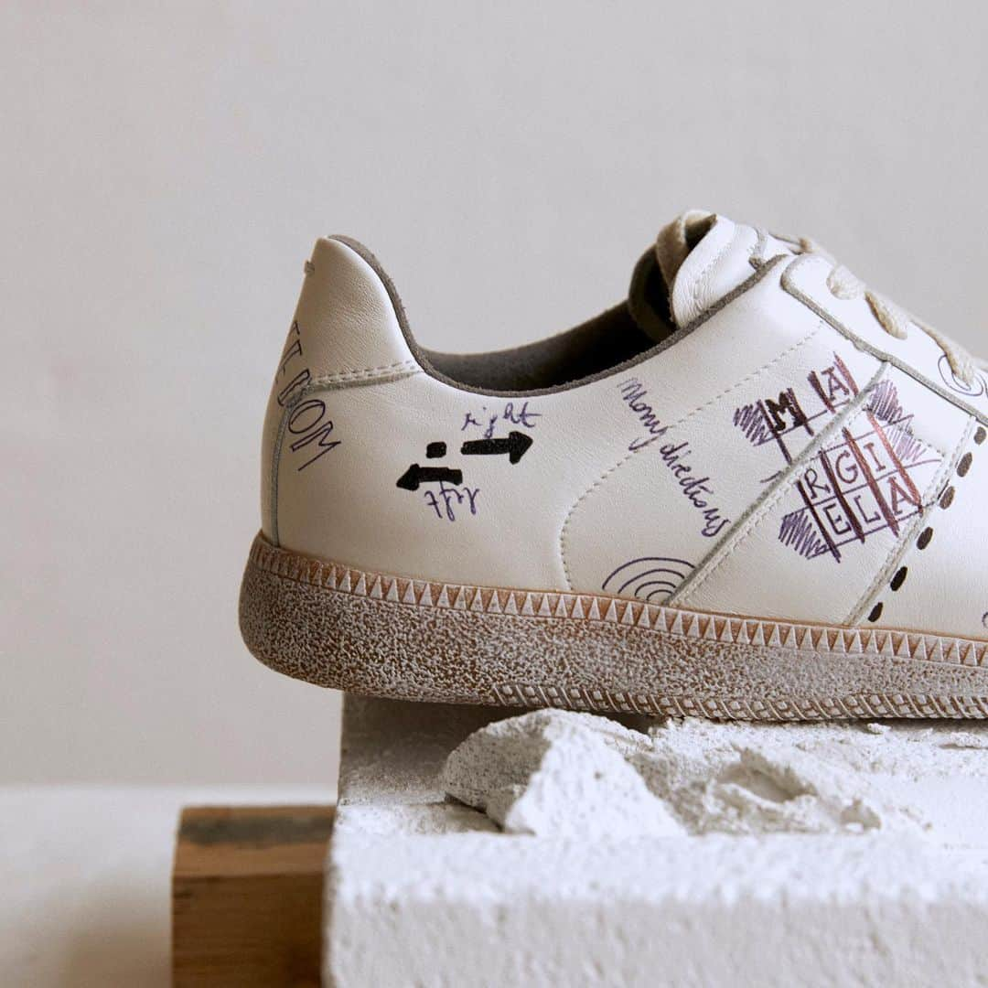 HYPEBEASTさんのインスタグラム写真 - (HYPEBEASTInstagram)「@hypebeastkicks: @maisonmargiela has teamed up with luxury online retailer @mytheresa.com to launch its men’s “Vintage Graffiti” sneakers. The one-of-a-kind Replica features handwritten inscriptions and illustrations in a playful, all-over print. French phrases adorn the upper, along with drawings of arrows, zigzag designs, and pound signs. Priced at approximately $605 USD, the shoe will release on April 1 for a full month via Mytheresa’s website.⁠⠀ Photo: Mytheresa」3月27日 19時47分 - hypebeast