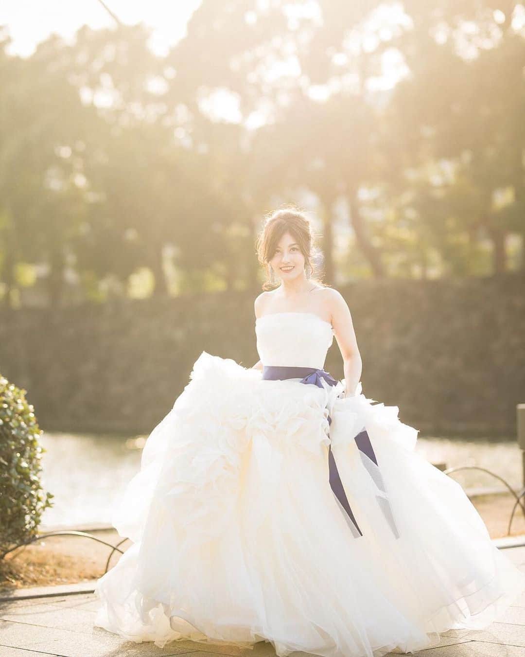 25ans Wedding 公式 Bridesのインスタグラム：「今日は、丸の内で前撮りを行ったdaisyさんのフォトをリポスト📸 「ヴェラ・ウォン ブライド」の「ヘイリー」は、チュールを贅沢にあしらったスカートのボリューム感が魅力。柔らかな夕日を受けて、ふんわりフェミニンな魅力をいっそう引き立てます☺️💕 ・ #25ansウエディング #25answedding #25ansウエディングオフィシャルブライズ #25ans👰 #weddingphotography #bridal #wedding #weddingdress #weddingphoto #ウェディング #フォトウェディング #ウェディングフォト #ロケーションフォト #ブライダルフォト #ブライダルアクセサリー#前撮り #後撮り #結婚準備 #結婚式準備 #プレ花嫁 #花嫁 #卒花 #日本中のプレ花嫁さんと繋がりたい #全国のプレ花嫁さんと繋がりたい #丸の内前撮り #ヴェラウォン #verawang #ヴェラウォンブライド #verawangbride」