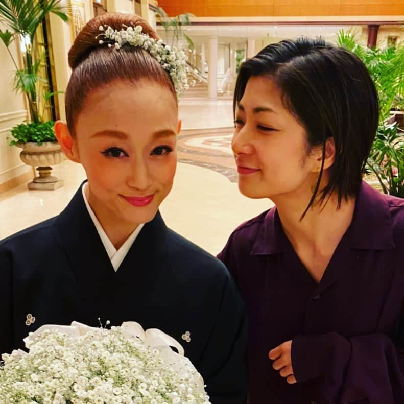 花瑛ちほさんのインスタグラム写真 - (花瑛ちほInstagram)「まーまー なんて嬉しそうなわたし  愛してやまない#ひめしゃん が Twitter始めましたよ〜 私もだったけどさすが早いなぁ😂😂😂 まぁ...２日後にTwitterのやり方を教えろとLINEがきたのは内緒です  みなさんフォローしてねん💓💓 インスタはやらないのかなぁ(小声)  #舞咲りん さま #雪組 #85期 #95期 #10期も離れてるのに #対等に話してくれて #仲良くしてくれる #雪配属の時には #予想もしてなかった #これからはもっといっぱい会えるぞ #やったやった #ようこそ #MJの世界へ」3月27日 14時19分 - eichan1117