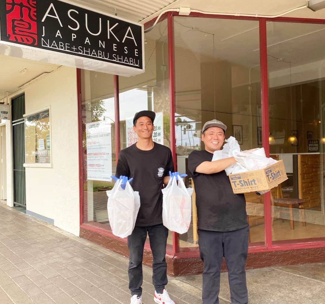 マキ・コニクソンさんのインスタグラム写真 - (マキ・コニクソンInstagram)「今日のディナーはKaimukiにある”しゃぶしゃぶ飛鳥” 実は一度も行った事がなかったんだけどオーナーの奥様のコトネちゃん @kotone57 からDMがあってたまたま読んだら旦那様といま離れ離れでコトネちゃんとお子ちゃま達が日本にいるそう。パパさんの事が心配そうでした。そしてお店はテイクアウトしています！ってメッセージを頂きました！もちろん行くでしょ！👍🏼コトネちゃん、パパさん頑張っていましたよ！めちゃくちゃ美味しかった！CCも大絶賛！👍🏼私達は和風と昆布をミックスしたスープにお肉はポーク、そしてご飯は十穀米をオーダーしました！お野菜も沢山付いてきて大満足！〆はラーメン！ しゃぶしゃぶセットのテイクアウトは癖になりそう！凄く美味しかったから本当に本当にお勧めです！👍🏼次回はお店に食べに行きますね！コトネちゃんご紹介有難う！🙏🏻 大久保パパさんダニエルくん、今日は有難うございました！これから通います！ 私を覚えていて下さいね！😊 そんなで娘CCと2人しゃぶしゃぶして ご機嫌の夜でした！🤙🏼 #ハワイの美味しいお店のおすそ分け🤙🏼 #しゃぶしゃぶ飛鳥 #頑張れロコレストラン💪🏼 #コトネちゃんいつかハワイでお会い出来る日を楽しみにしています！😊」3月27日 14時35分 - makikonikson