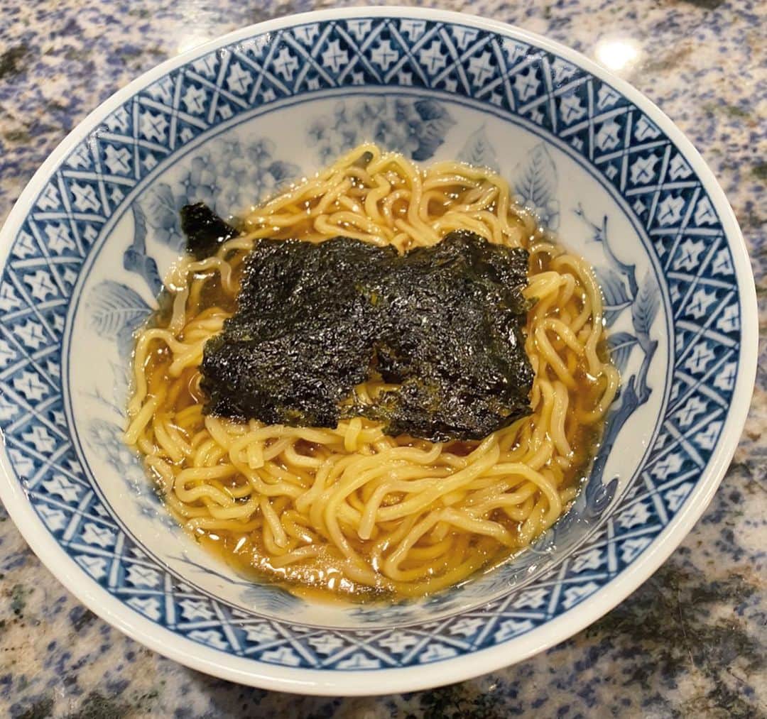 マキ・コニクソンさんのインスタグラム写真 - (マキ・コニクソンInstagram)「今日のディナーはKaimukiにある”しゃぶしゃぶ飛鳥” 実は一度も行った事がなかったんだけどオーナーの奥様のコトネちゃん @kotone57 からDMがあってたまたま読んだら旦那様といま離れ離れでコトネちゃんとお子ちゃま達が日本にいるそう。パパさんの事が心配そうでした。そしてお店はテイクアウトしています！ってメッセージを頂きました！もちろん行くでしょ！👍🏼コトネちゃん、パパさん頑張っていましたよ！めちゃくちゃ美味しかった！CCも大絶賛！👍🏼私達は和風と昆布をミックスしたスープにお肉はポーク、そしてご飯は十穀米をオーダーしました！お野菜も沢山付いてきて大満足！〆はラーメン！ しゃぶしゃぶセットのテイクアウトは癖になりそう！凄く美味しかったから本当に本当にお勧めです！👍🏼次回はお店に食べに行きますね！コトネちゃんご紹介有難う！🙏🏻 大久保パパさんダニエルくん、今日は有難うございました！これから通います！ 私を覚えていて下さいね！😊 そんなで娘CCと2人しゃぶしゃぶして ご機嫌の夜でした！🤙🏼 #ハワイの美味しいお店のおすそ分け🤙🏼 #しゃぶしゃぶ飛鳥 #頑張れロコレストラン💪🏼 #コトネちゃんいつかハワイでお会い出来る日を楽しみにしています！😊」3月27日 14時35分 - makikonikson