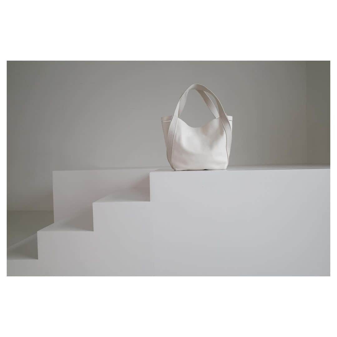 高垣麗子さんのインスタグラム写真 - (高垣麗子Instagram)「・ ・ ・ 好きな色は？ と聞かれたら 私は白が一番好き。 真っ白な空間があったから My bagを撮ってみたヨ。 2wayになる @giannichiarini_jp ・ ・ ・ #mybag #giannichiarini  #white #白 #🤍」3月27日 14時39分 - reikotakagaki