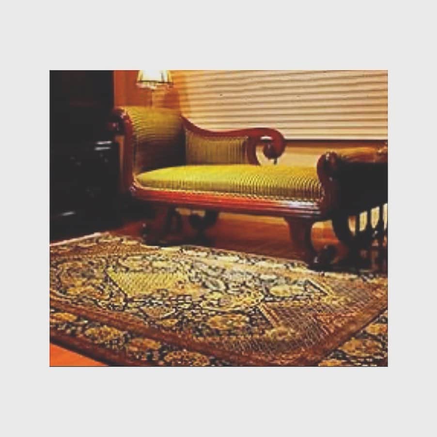いかりさとみさんのインスタグラム写真 - (いかりさとみInstagram)「. . 最近は家にいる時間が長いから  椅子の位置をかえてみた  気分転換〜✨. . . #部屋の模様替え#インテリア#アンティーク #アンティーク家具 #ペルシャ絨毯」3月27日 14時41分 - satomi_ikari