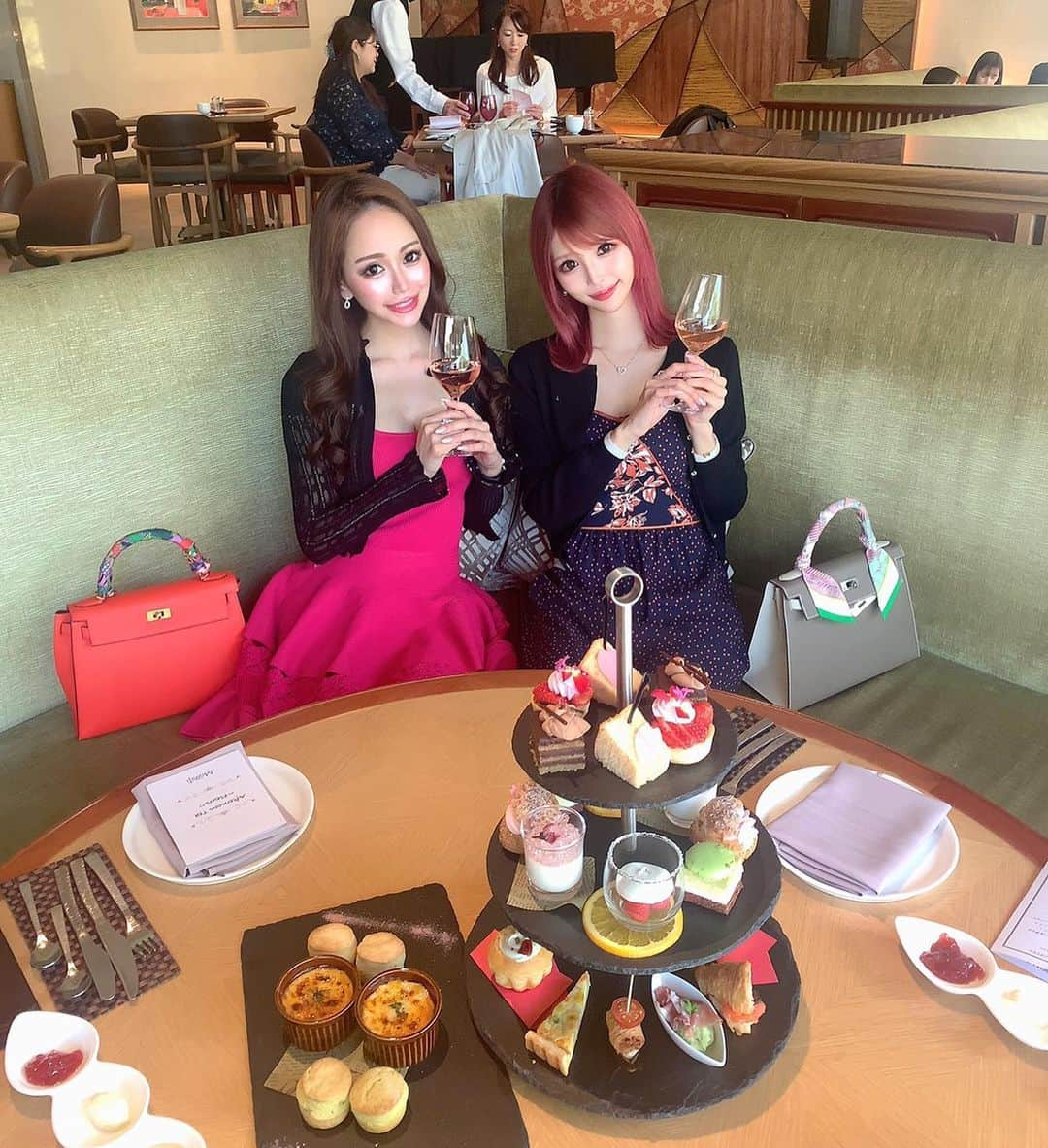 桜咲乃愛さんのインスタグラム写真 - (桜咲乃愛Instagram)「ゆみちゃんと桜のアフタヌーンティー🌸☕️🍴🥂 久々に友達と昼活♡〜٩( ˶´꒳​`˶ )۶〜♡ ここ広いし静かだし綺麗で時間長くてめっちゃ良かったー❤ この日晴れててプール見ながらケーキ食べて優雅な時間過ごした🥰💓💓🍀✨ 毎日楽しくて幸せいっぱい☺️💕💕💕💕🍒🍓🍰🧁🍹 やっぱ友達最高〜😆♥️♥️♥️ ワンピースは @ruvieofficial の❤ RUVIEのワンピースは本当に素材が気持ち良くてだいすき🥰💓💓💓✨ カーディガンは @emiriawiz_official の💕💎 #ランチ#アフタヌーンティー#桜のアフタヌーンティー#桜スイーツ#春コーデ #春スイーツ#品川#品川ランチ #ホテル#赤髪#RUVIE#ワンピース#休日の過ごし方 #グランドプリンスホテル新高輪」3月27日 14時53分 - noasama1101