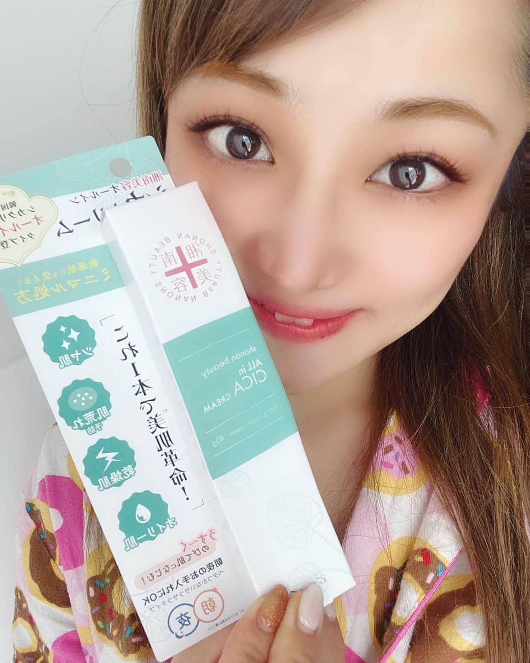 葵ゆりかさんのインスタグラム写真 - (葵ゆりかInstagram)「湘南美容のまつ毛美容液とコンシーラー💄 まつ毛のケアってほんと大事！ これを使うようになって、傷んだまつ毛が蘇るし、伸びた気がする♡ コンシーラーも伸びがよくてカバー力抜群だよ！ シカクリームは、これ一本でしっかり保湿できるから本当に楽ちんで助かる♡  #湘南美容オールインシカクリーム #shonanbeautyallincicacream  #シカクリーム  #スキンケア #美白ケア #敏感肌 #ニキビ  #毛穴ケア  #湘南美容まつ毛美容液　#湘南美容コンシーラー」3月27日 14時45分 - yuriyuricchi
