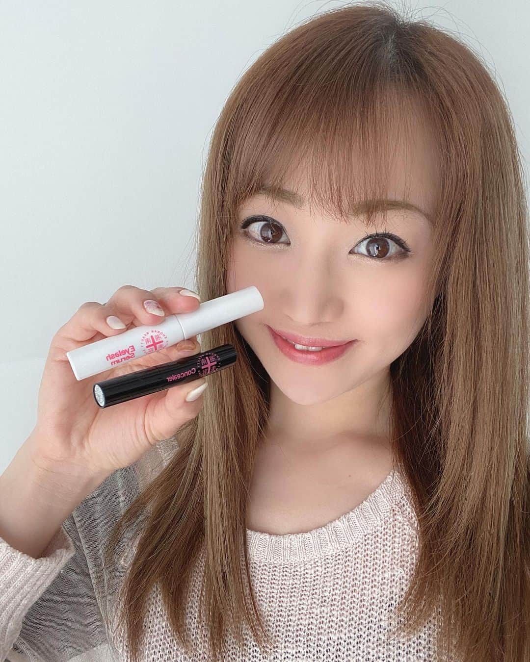 葵ゆりかさんのインスタグラム写真 - (葵ゆりかInstagram)「湘南美容のまつ毛美容液とコンシーラー💄 まつ毛のケアってほんと大事！ これを使うようになって、傷んだまつ毛が蘇るし、伸びた気がする♡ コンシーラーも伸びがよくてカバー力抜群だよ！ シカクリームは、これ一本でしっかり保湿できるから本当に楽ちんで助かる♡  #湘南美容オールインシカクリーム #shonanbeautyallincicacream  #シカクリーム  #スキンケア #美白ケア #敏感肌 #ニキビ  #毛穴ケア  #湘南美容まつ毛美容液　#湘南美容コンシーラー」3月27日 14時45分 - yuriyuricchi
