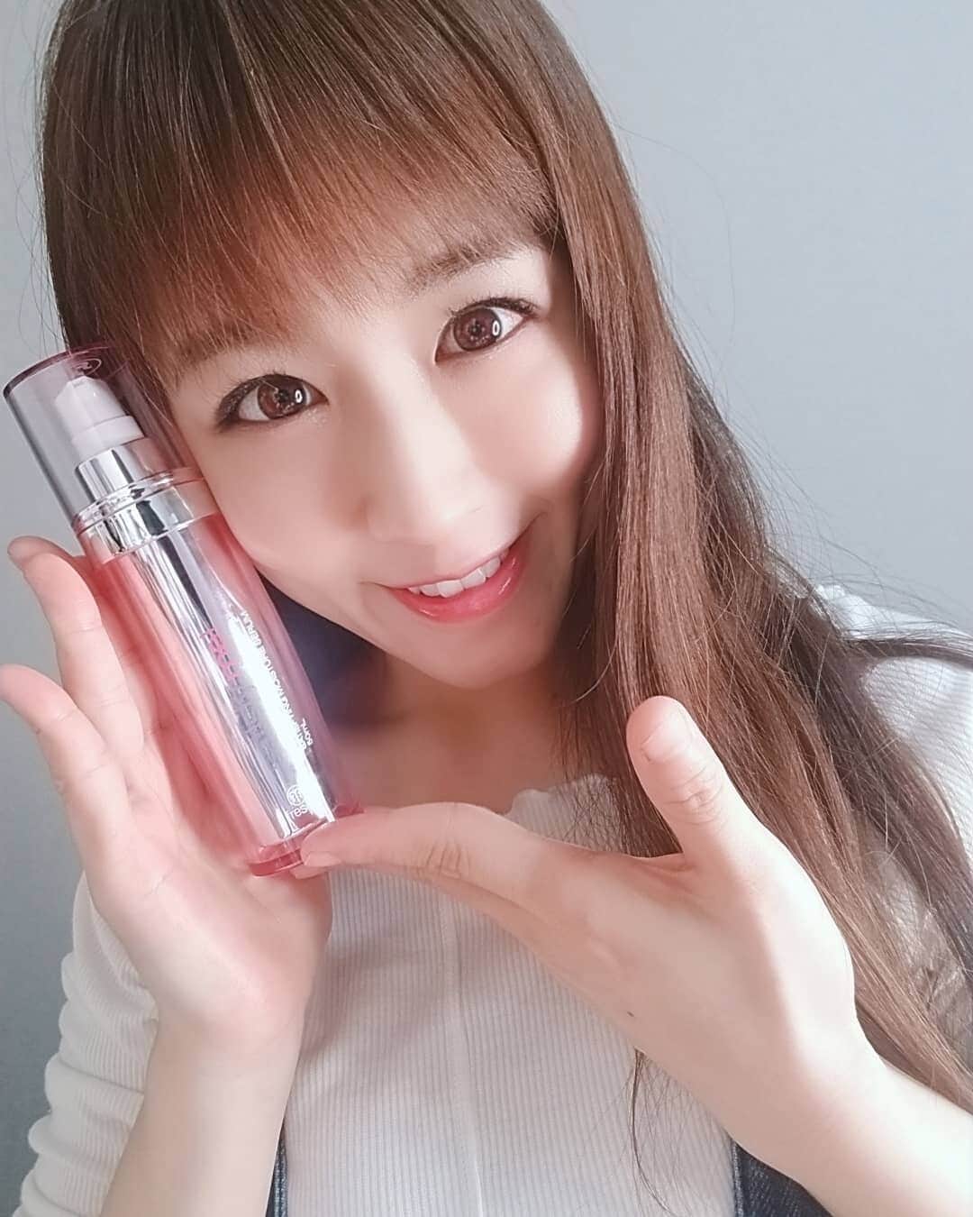 ようこさんのインスタグラム写真 - (ようこInstagram)「大好きでお気に入りの﻿ @frescaskin さんの﻿ #サティスファイングモイスチャーセラム﻿ ２本目🌸🌸﻿ ﻿ 着色料を使ってないのにピンクで可愛い美容液にまず一目惚れして使用してみてパックをしたときのように潤うお肌に二目惚れした美容液❤️﻿ お肌がやわらかくなるのを感じられるので大好きな美容液です。﻿ ﻿ アスタキサンチンには活性酸素に対する抗酸化力がビタミンCの6000倍もあるんですって😳﻿ しっかりケアしてシミやくすみもバイバイできるよう頑張ります🎵﻿ ﻿ ﻿ #フレスカ#fresca#アスタキサンチン#ヒアルロン酸﻿ #くすみ#しわ#はり﻿ #アンチエイジング#しみ#潤い#美容#美容好きな人と繋がりたい#美容液#コスメ#化粧品#ビタミンC」3月27日 14時46分 - 0606yoko