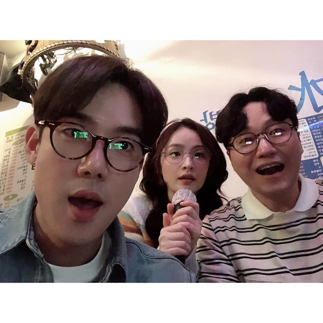 ユ・ヨンソクさんのインスタグラム写真 - (ユ・ヨンソクInstagram)「99즈 추억의 노래방씬 ㅋㅋㅋ (feat.감독님)  #슬기로운의사생활 #흥부자들」3月27日 15時01分 - yoo_yeonseok