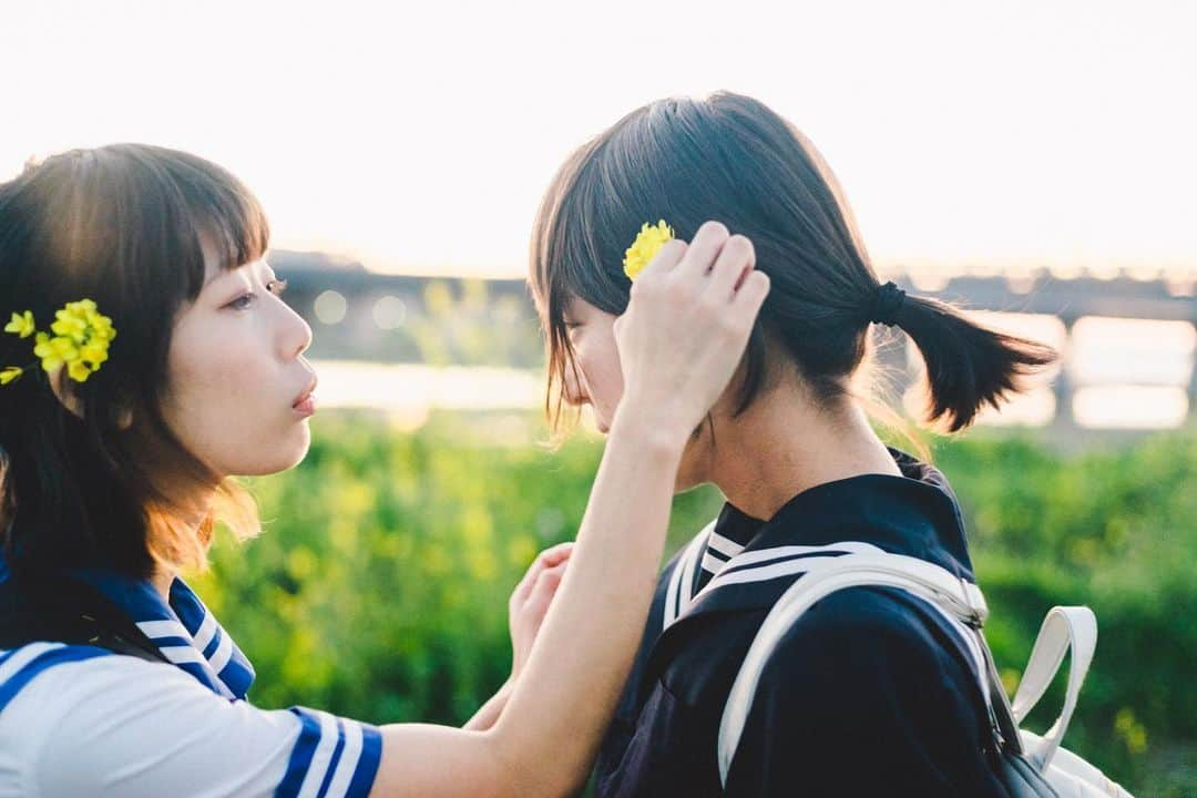 しじみさんのインスタグラム写真 - (しじみInstagram)「👧💐👧 #ポートレート #被写体募集 #東京カメラ部 #二子玉川 #ファインダー越しの私の世界 #写真好きな人と繋がりたい #制服 #portrait」3月27日 15時04分 - amcche