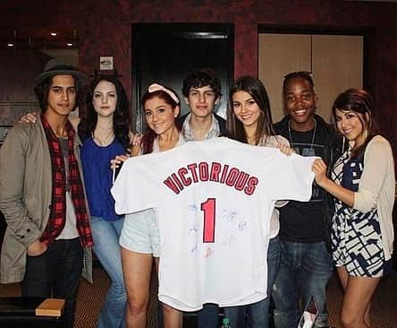 ヴィクトリア・ジャスティスさんのインスタグラム写真 - (ヴィクトリア・ジャスティスInstagram)「10 years of Victorious!!! It’s actually a little crazy typing that, because in a lot of ways it feels like it was just yesterday. I’ll never forget how I cried at our very first table read. I cried because I was sooo frickin’ happy!!! This show changed my life & I’m so grateful I got to share it with this amazing, insanely talented group of people. We share memories together that I look back fondly on to this day & will always cherish. Thank you so much to all the fans who continue to love and support our show. Makes me real happy to see that it’s still enjoyed by so many of you.  Thank you @danwarp for creating this magic 🙏🏼♥️🙏🏼. I love you guys!!! #grateful」3月27日 15時11分 - victoriajustice