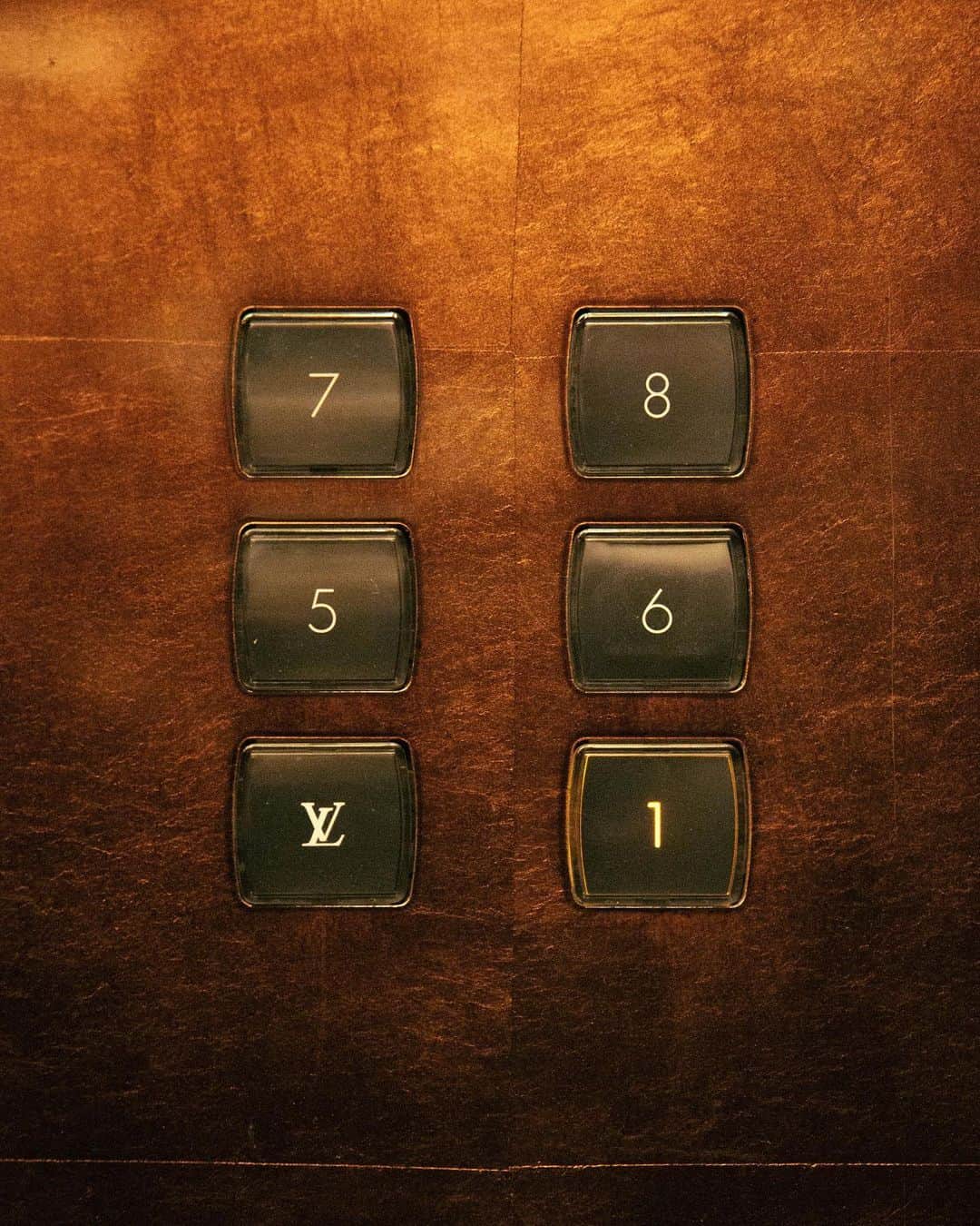 MARISのインスタグラム：「8th 🔐 Have a safe weekend to all 🤎 #stayhome #secretfloor #8 #louisvuitton」