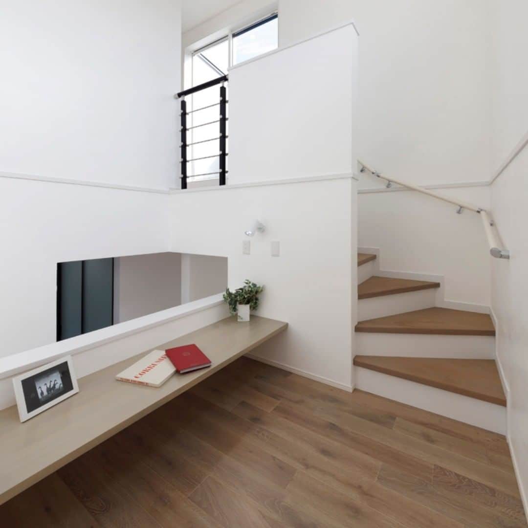 納得住宅工房さんのインスタグラム写真 - (納得住宅工房Instagram)「階段途中に現れる、フリースペース。 スタディスペースや読書コーナー、遊び場になったりとフレキシブルに活用できる、便利な場所♪ 吹き抜けを利用したスペースなので明るさも繋がりもバッチリです。  #納得住宅工房 #自然素材の家 #静岡県 #空間デザイン #空間利用 #階段 #階段途中 #フリースペース #スタディースペース #読書 #遊び場 #吹き抜け #繋がり #カウンターデスク #快適な暮らし #上質な素材 #家づくり #家族の時間　@nattoku_jutaku_kobo」3月27日 15時22分 - nattoku_jutaku