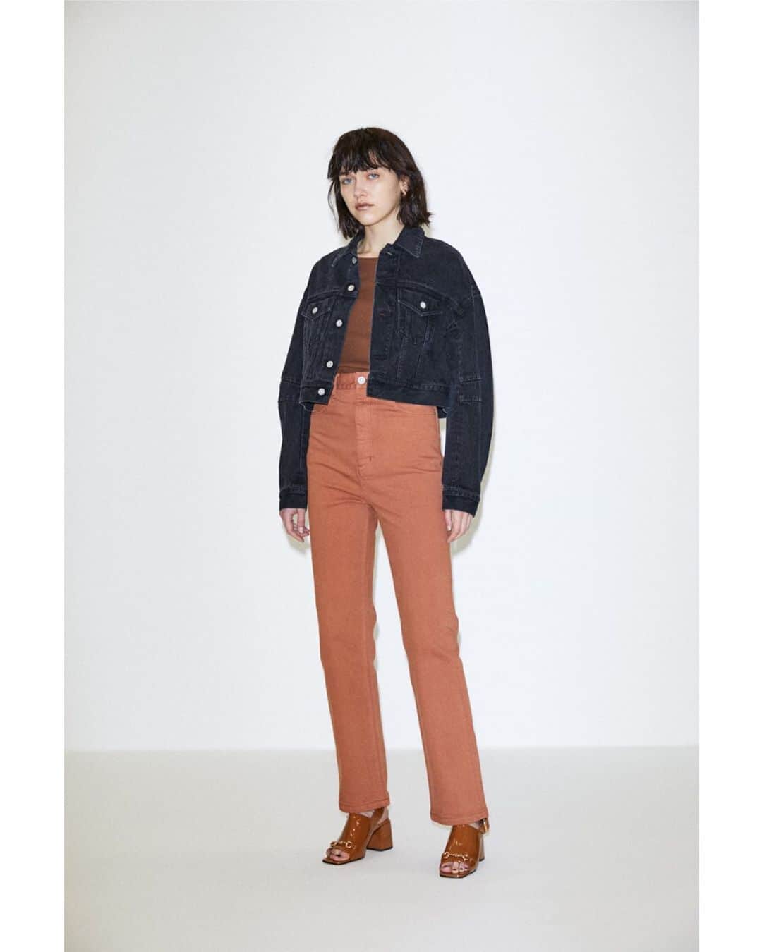 のインスタグラム：「3 Patterns "mix and match" style ■TUCK SLEEVE COLOR DENIM JACKET(010DSS11-0190) ■HIGH WAIST COLOR LOOSE STRAIGHT(010DSS11-0200) 全国のMOUSSY店舗・SHEL'TTER WEB STOREにて発売中。 ---------------------------------------- Look-1 ・BACK SHAN MESSAGE RIB TOP(010DS590-0560) ・HIGH WAIST COLOR STRETCH STRAIGHT(010DSB12-0140) ・TINY HOOP EARRINGS(010DSH50-0760) ・HORSE BIT BACK STRAP SANDALS(010DSB52-0740) ---------------------------------------- Look-2 ・CROSSOVER RUFFLE BLOUSE(010DSS30-1640) ・TINY HOOP EARRINGS(010DSH50-0760) ・EMBOSSED STRAP SANDALS(010DSH52-0780) ・JUTE CLUTCH BAG(010DSH51-1880) ---------------------------------------- #MOUSSY #MOUSSYCapsuleCollection #MOUSSYJEANS」
