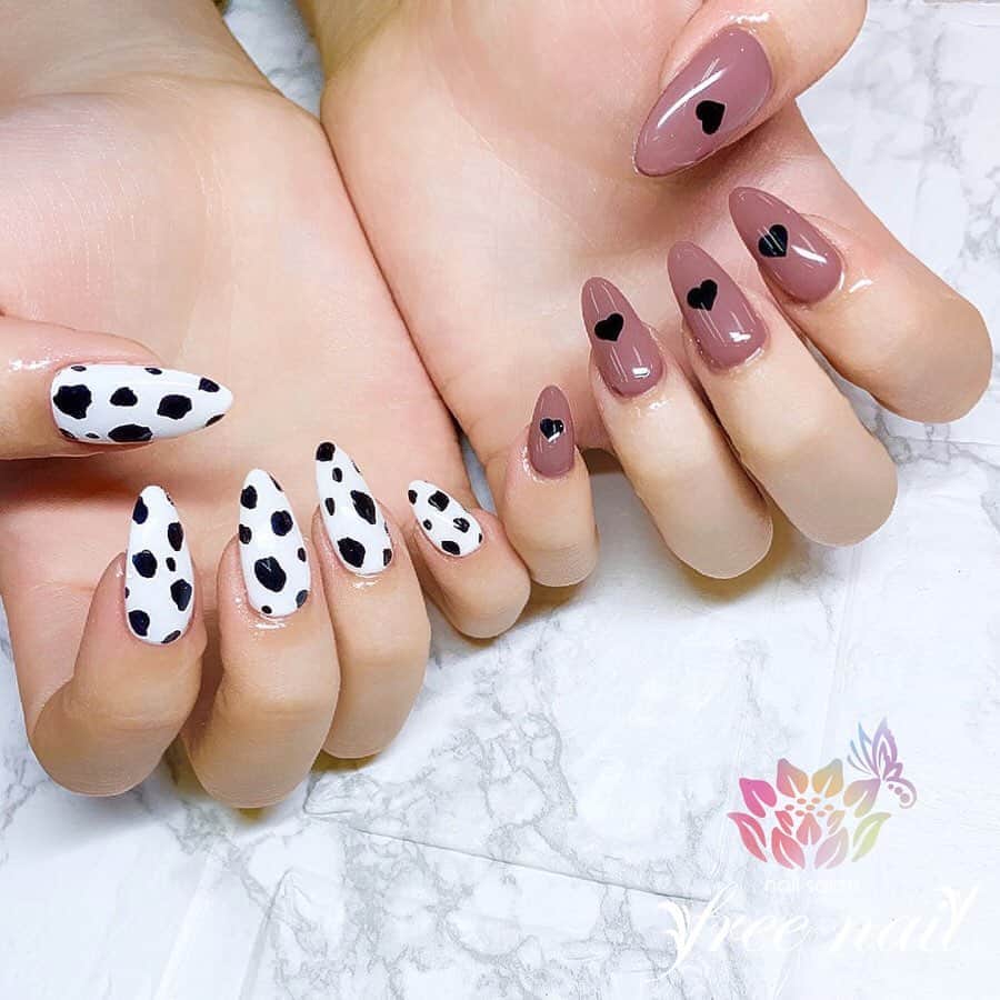 free nail フリーネイルのインスタグラム：「. お客様ネイル💅🏻🌷 . アシメネイル🎭 . ダルメシアンと大人ハート🌝🖤🤍✨ . ▶︎▶︎▶︎スワイプして動画も見てね☝︎🎬✨ . ご来店ありがとうございました🙇🏻‍♀️🙇🏻‍♀️🙇🏻‍♀️💗 . #ネイルアート #ジェルネイル #ネイルサロン #大阪ネイルサロン #ネイルデザイン #ネイルチェンジ #アシメネイル #アシンメトリーネイル #ダルメシアンネイル #アニマルネイル #ハートネイル #ホワイトネイル #ブラックネイル #デザインネイル #トレンドネイル #ロングネイル #ロングネイル #春ネイル #springnails #nailsart #nailsdid #美甲 #日式美甲 #日式美甲胶 #日本美甲师 #日本美甲老师 #美甲上课 #日本胶 #フリーネイル #freenail」