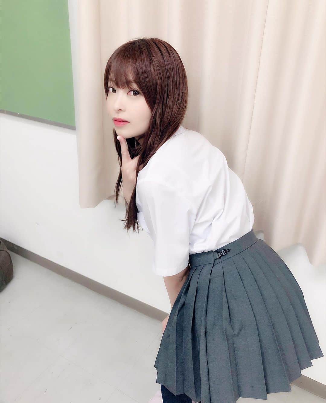のインスタグラム：「鬼ごっこなう！  #撮影　#イメージ　#桜もこ　#kawaii #制服　#教室　#恵比寿マスカッツ  #instagram #instagood #japanesegirl #japanesemodel #るんるん　#♪」