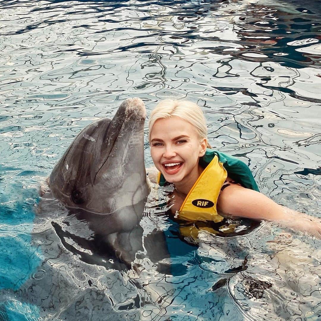 RU.TVさんのインスタグラム写真 - (RU.TVInstagram)「😄 Пусть твой день начнется с такой же счастливой улыбкой, как у @dasha.rasa! ⠀ ✨ Певица исполнила свою маленькую мечту - плавание с дельфинами. А о чем мечтаешь ты? Делись в комментариях! ⠀ #rutv #рутв #rasa」3月27日 16時01分 - ru_tv