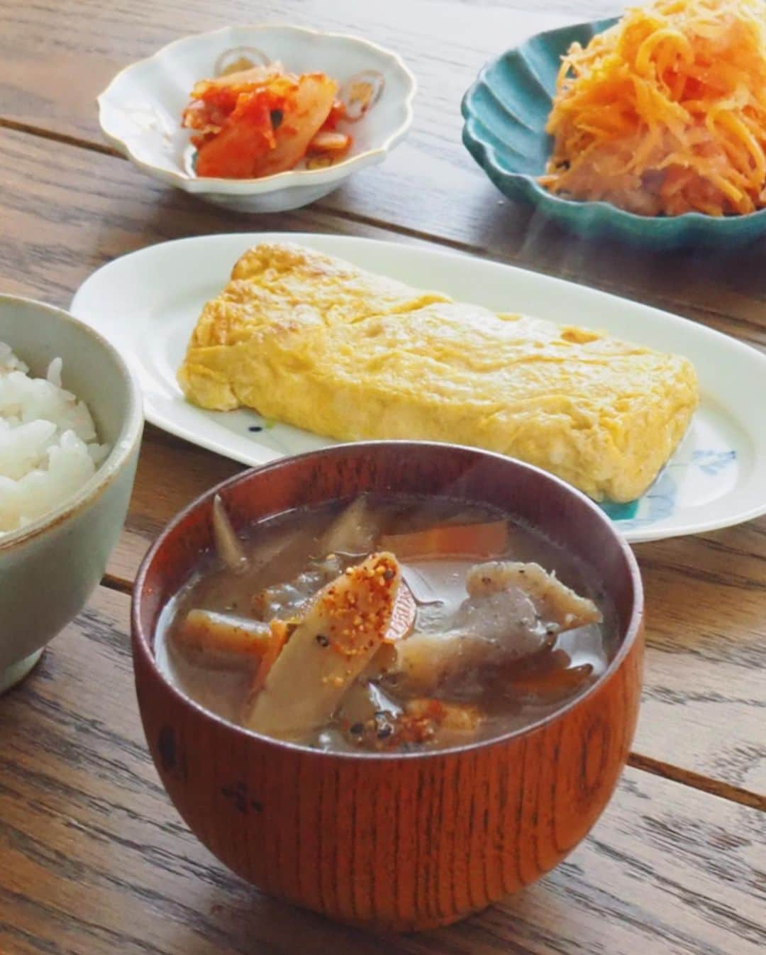 猪鼻ちひろさんのインスタグラム写真 - (猪鼻ちひろInstagram)「🥕🍚🌎👊🏻🦠﻿ 大切な日常を、世界中のみんなが取り戻せるようにと願う日々。﻿ ﻿ニュースを見て気が滅入るけれど(でもまずはちゃんと知ることが大事だよね) こんなときだからこそ心を穏やかに優しく居られるといいな、﻿と。 ﻿ さてさて、#おうち時間 #stayhome ﻿はこんな感じでリストをメモしました。みんなの素敵な過ごし方やオススメの過ごし方良かったら教えてくださいな♡ ﻿ ☑︎自炊←いつも通り！笑﻿ ☑︎整理整頓←苦手分野…﻿ ☑︎お絵かきや刺繍←無心になれる趣味﻿ ☑︎Netflix←誰かと観たいねぇ&オススメ教えて♡﻿ ☑︎美容習慣←お家で丁寧にスキンケアやマッサージや筋トレ﻿ ☑︎ブログも更新したいね←載せてなかったやつとか沢山あるから◎リクエストも待ってます♡﻿ ﻿ みたいな感じで心がHAPPYに過ごせるようにしています。﻿ ﻿ とりあえず豚汁をたくさん作ったので 気持ちよく早起きできた日☺️笑﻿ ﻿ 超簡単人参たらこのレシピはブログにアップしました！﻿ 人参については散々ブログで語ってきたけれど、 食べ方によって好き嫌いが出やすい食べ物(わたし的に)笑﻿ ﻿ 人参しりしり、人参たらこ、人参ラペは﻿ 簡単で美味しいのでよく作り置きします。﻿ 出来立てほかほかが一番美味しいけどね♡﻿ ﻿ さぁ、乗り越えるぞ〜💞🌎👊🏻🦠﻿😊 #ちひろのごはん #ちひろkitchen」3月27日 16時09分 - inohanachihiro