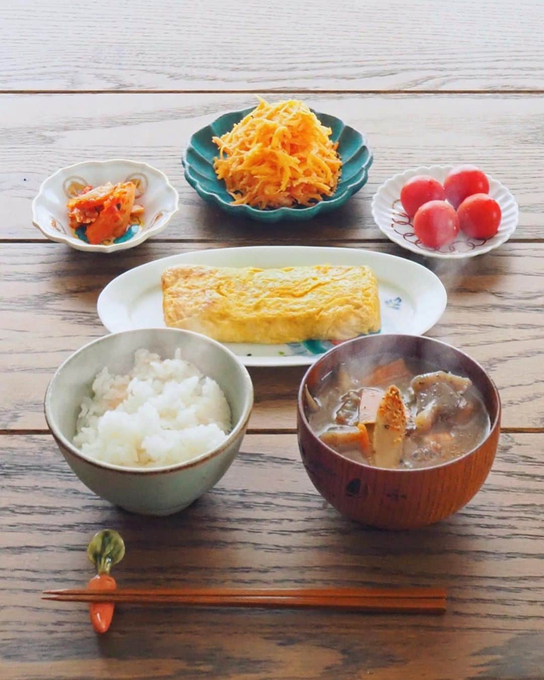 猪鼻ちひろのインスタグラム：「🥕🍚🌎👊🏻🦠﻿ 大切な日常を、世界中のみんなが取り戻せるようにと願う日々。﻿ ﻿ニュースを見て気が滅入るけれど(でもまずはちゃんと知ることが大事だよね) こんなときだからこそ心を穏やかに優しく居られるといいな、﻿と。 ﻿ さてさて、#おうち時間 #stayhome ﻿はこんな感じでリストをメモしました。みんなの素敵な過ごし方やオススメの過ごし方良かったら教えてくださいな♡ ﻿ ☑︎自炊←いつも通り！笑﻿ ☑︎整理整頓←苦手分野…﻿ ☑︎お絵かきや刺繍←無心になれる趣味﻿ ☑︎Netflix←誰かと観たいねぇ&オススメ教えて♡﻿ ☑︎美容習慣←お家で丁寧にスキンケアやマッサージや筋トレ﻿ ☑︎ブログも更新したいね←載せてなかったやつとか沢山あるから◎リクエストも待ってます♡﻿ ﻿ みたいな感じで心がHAPPYに過ごせるようにしています。﻿ ﻿ とりあえず豚汁をたくさん作ったので 気持ちよく早起きできた日☺️笑﻿ ﻿ 超簡単人参たらこのレシピはブログにアップしました！﻿ 人参については散々ブログで語ってきたけれど、 食べ方によって好き嫌いが出やすい食べ物(わたし的に)笑﻿ ﻿ 人参しりしり、人参たらこ、人参ラペは﻿ 簡単で美味しいのでよく作り置きします。﻿ 出来立てほかほかが一番美味しいけどね♡﻿ ﻿ さぁ、乗り越えるぞ〜💞🌎👊🏻🦠﻿😊 #ちひろのごはん #ちひろkitchen」