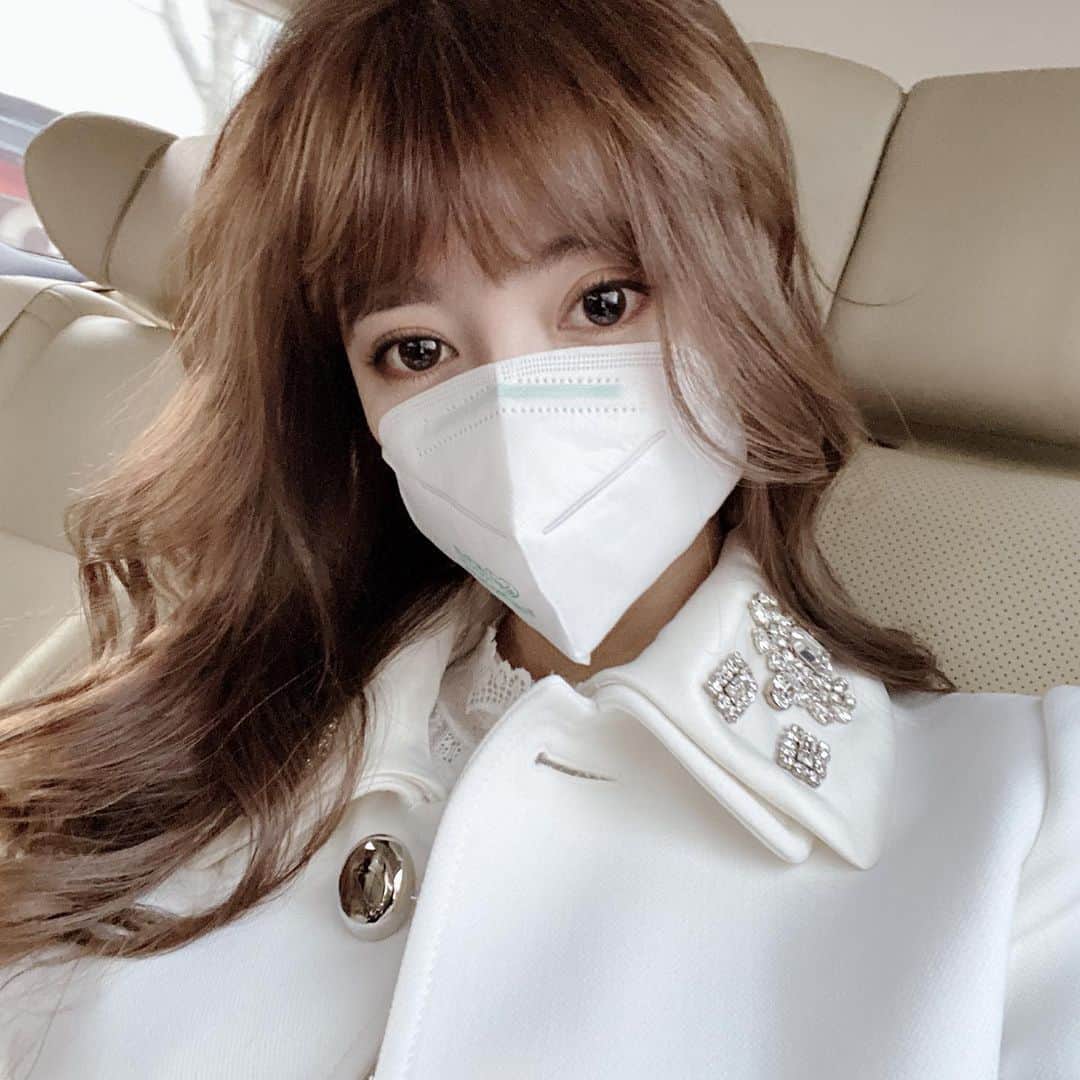 のインスタグラム：「皆さん元気にしてますか？ とても大変な時ですが、 見えない敵から自分を守り 家族の為に、人類の為に 自分が出来る事を、 皆んなで力を合わせましょう。 私も頑張ります。 皆さんも頑張ってね！  #阿兰 #alan #あらん #がんばろう」