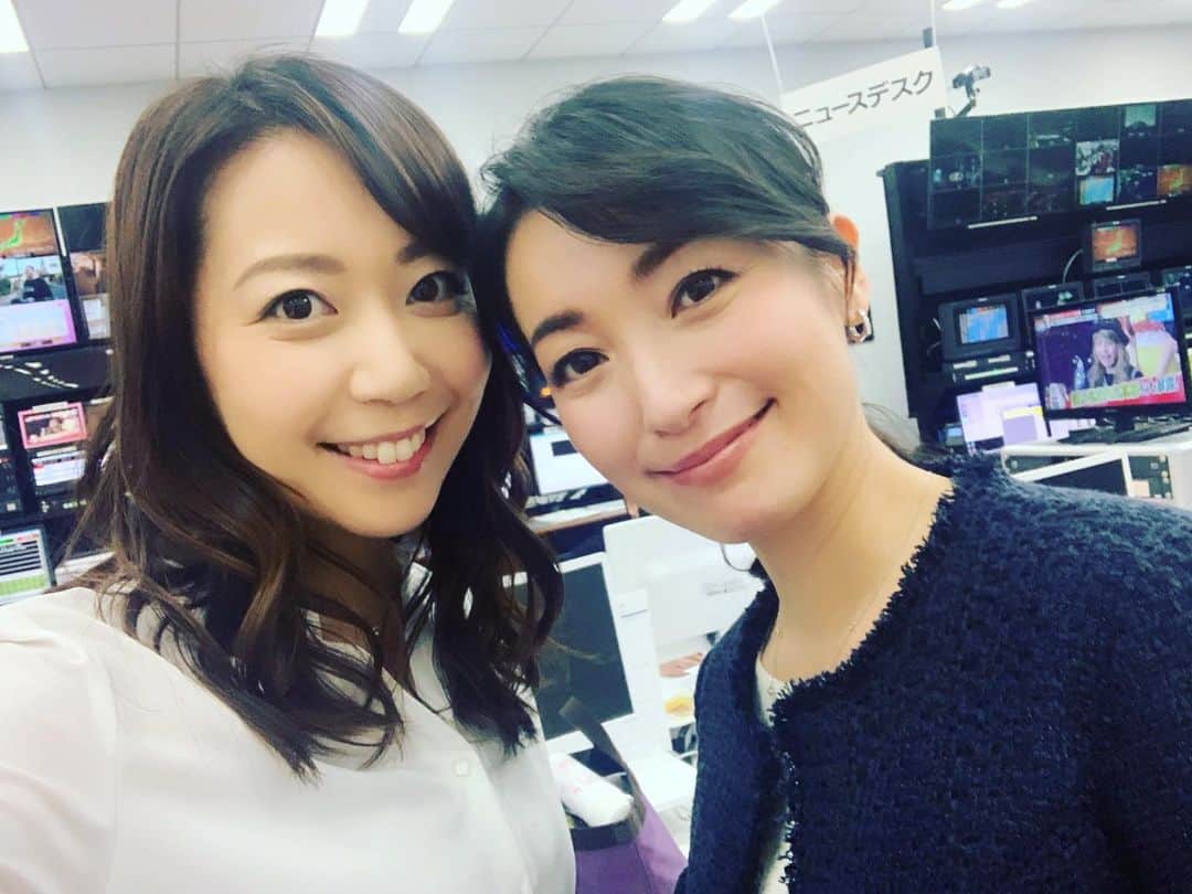 須黒清華のインスタグラム：「来週からWBSは新体制‼︎ 毎週金曜日にメインキャスターを務めさせて頂くことになりました。  木曜日はフィールドキャスターとして現場を取材し、今まで以上に大江さんの隣で多くのことを学ばせて頂きます✨  経済を学ぶ姿勢 言葉への徹底したこだわり 出演者、スタッフへの温かい気遣い  どれを取っても至らないところばかりですが、少しでも大江さんに近づいていけるよう、 自分らしい視点も大切にしながら、わかりやすく経済をお伝えしていきます📝  これからのWBSにもぜひご期待ください🍀 #wbs #大江麻理子 キャスター は#月曜から木曜 の出演です✨ #ワールドビジネスサテライト  #アド街 コンビ🍀」