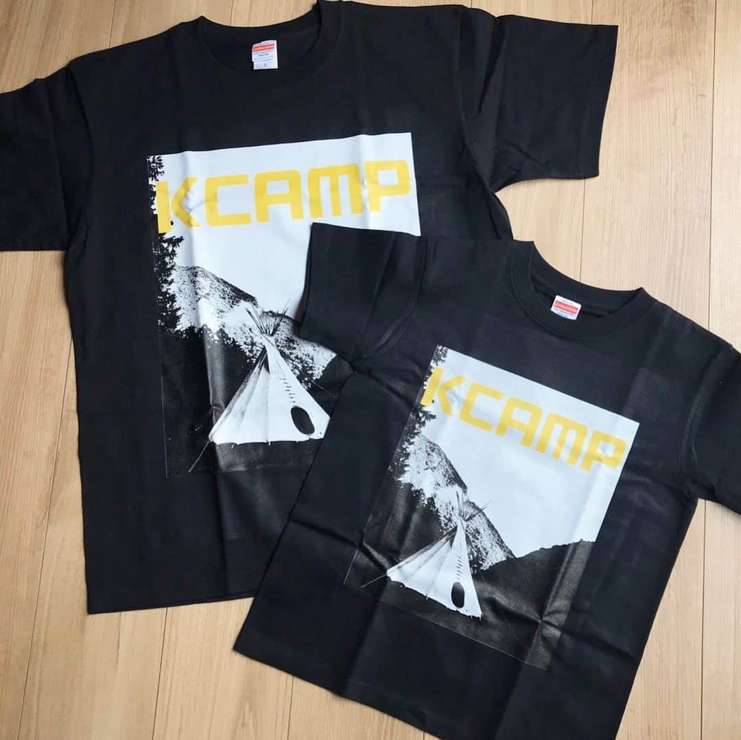 金子貴俊のインスタグラム：「家族でデザインを決めて オリジナルTシャツを作ってみた。 普段、キャンプする時によく カネコCAMPと紹介してるので、 「KCAMP」 中々、いい感じの出来に満足(^^) これを家族で着てキャンプへ行く日が待ち遠しいなぁー。  #カネコcamp#キャンプ#tシャツ#キャンピングカー#アウトドア#ファミキャン#ファミリーキャンプ#キャンプ道具#キャンプギア#キャンプ用品#キャンプグッズ#キャンプ好き#オートキャンプ  #camp#camping #campinglife#outdoor #outdoorlife#nature##campinggear」