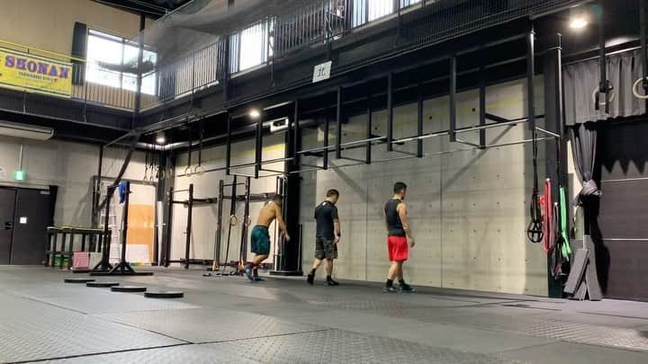 のインスタグラム：「176box🏋🏻🔥 21 HSPU’s 21 Ring dips 21 Plyo push ups 3 Rope climbs 15 HSPU’s 15 Ring dips 15 Plyo push ups 2 Rope climbs 9 HSPU’s 9 Ring dips 9 Plyo push ups 1 Rope climb  #crossfit #workout」